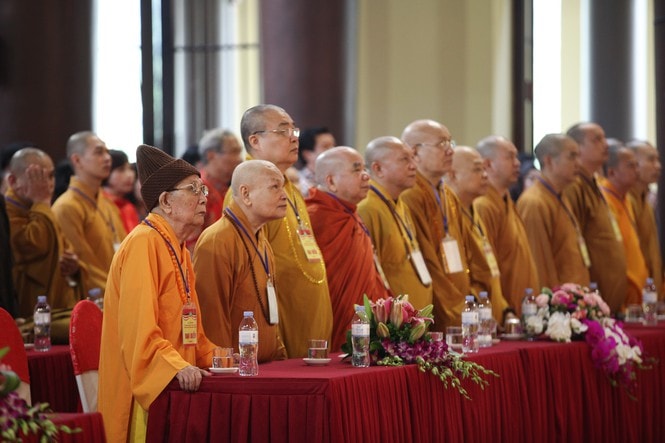 Các chư tăng, ni và phật tử quy tụ tưởng niệm Phật Hoàng