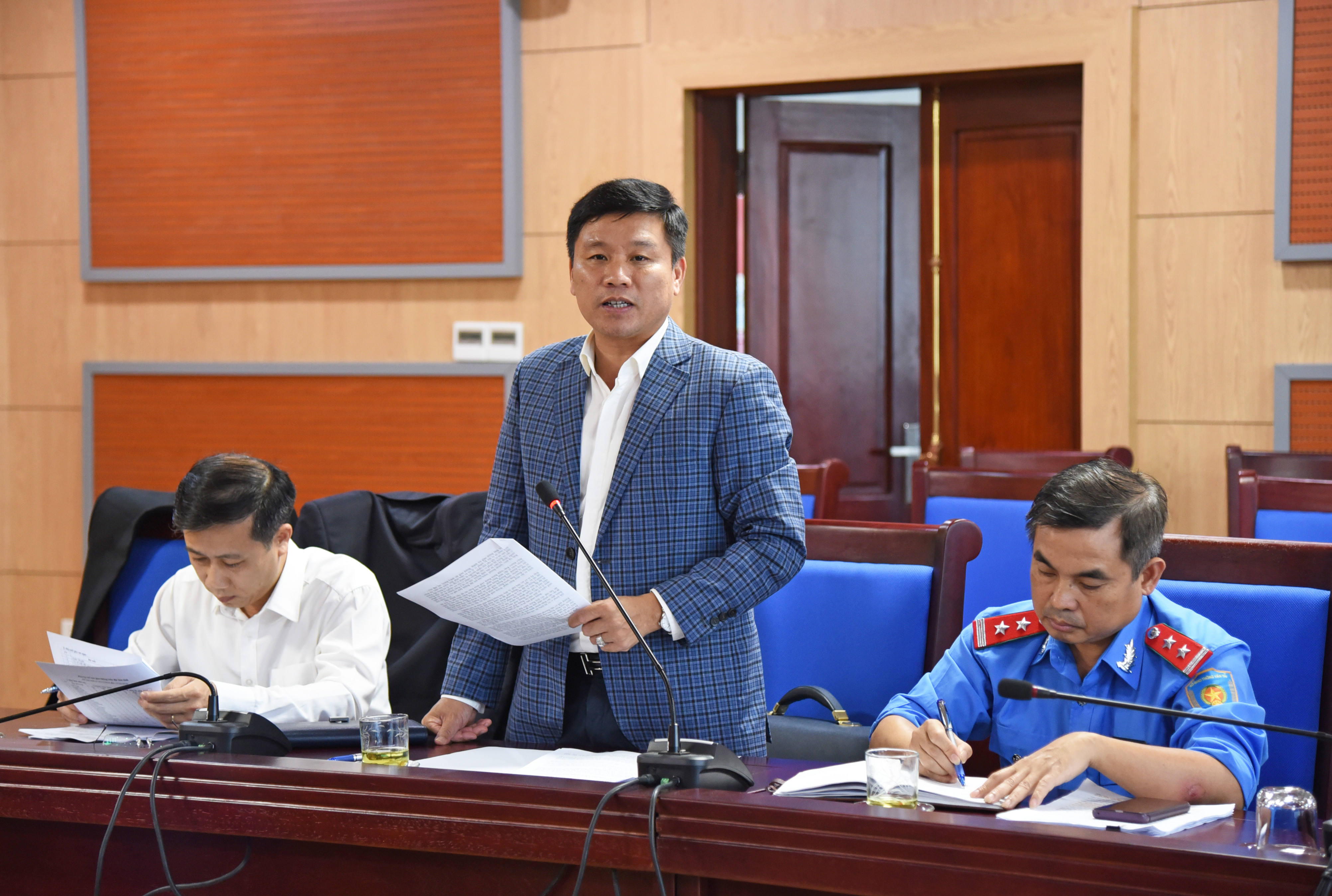 Giám đốc Sở Giao thông vận tải Hoàng Phú Hiền trình bày báo cáo về tình hình trật tự an toàn giao thông năm 2019. Ảnh: Thu Giang