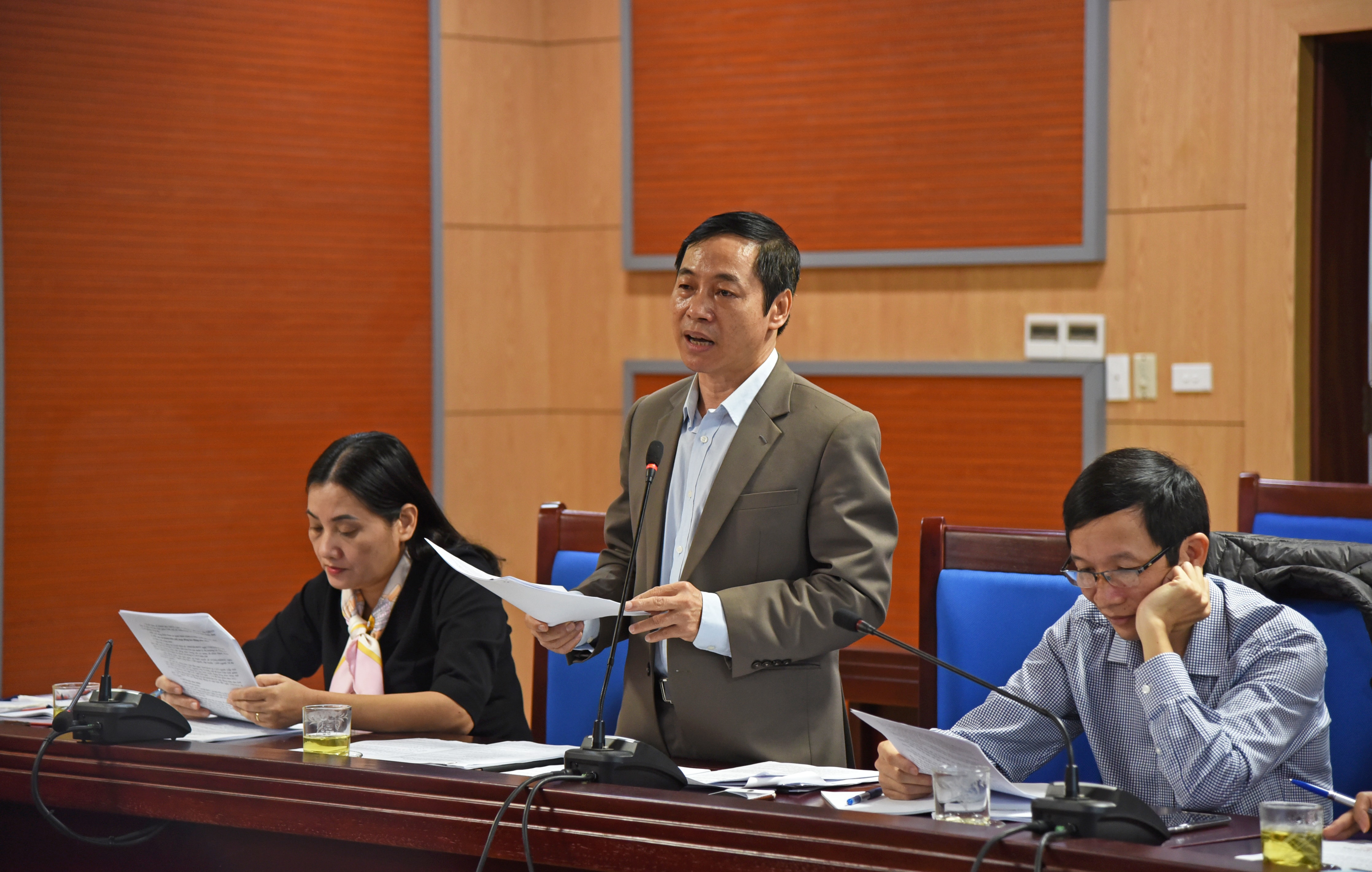 Giám đốc Sở Nội vụ Lê Đình Lý giải trình, làm rõ thêm một số nội dung dự thảo mà các đại biểu còn băn khoăn. Ảnh: Thu Giang