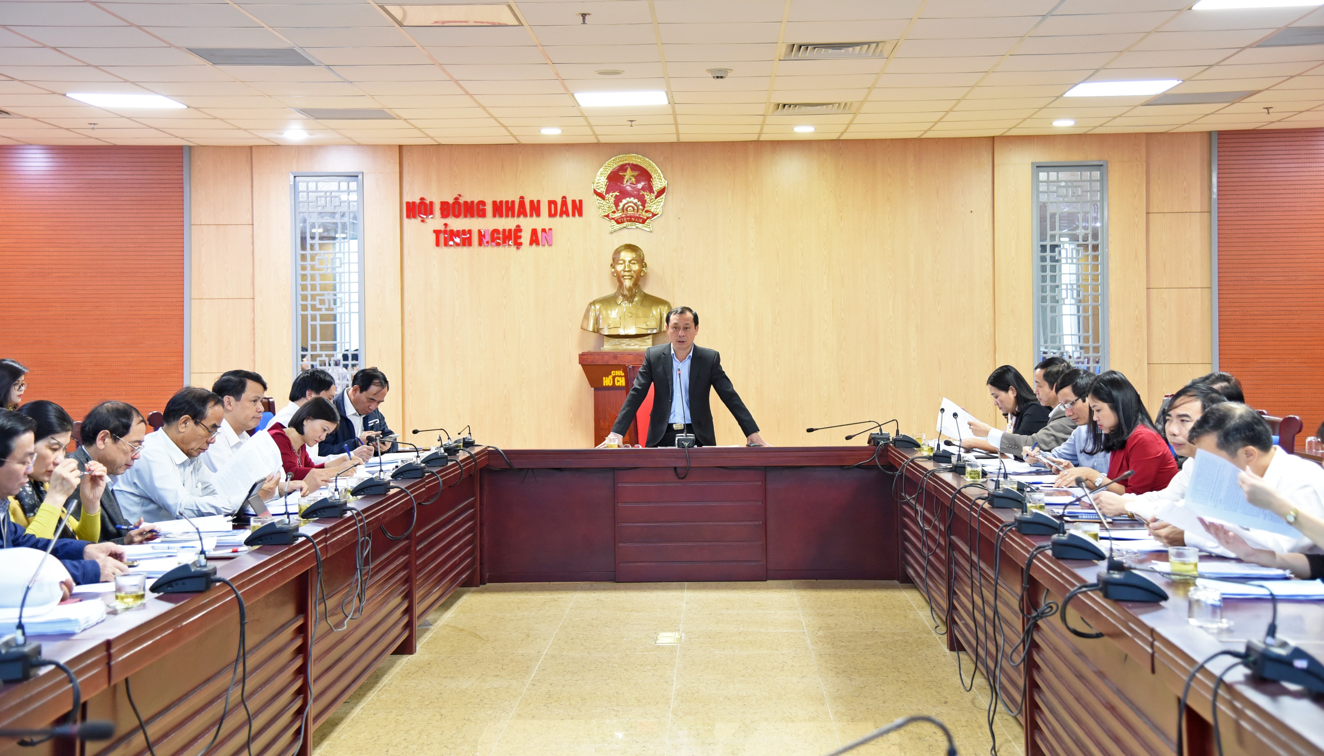 Sáng 27/11, thực hiện sự phân công của Thường trực HĐND tỉnh, Ban Pháp chế HĐND tỉnh tổ chức họp để thẩm tra và thống nhất một số nội dung để chuẩn bị cho kỳ họp thứ 12, HĐND tỉnh khóa XVII. Ông Phan Đức Đồng - Ủy viên Ban Thường vụ Tỉnh ủy, Bí thư Thành ủy Vinh, Trưởng ban Pháp chế HĐND tỉnh chủ trì phiên họp. Tham dự có bà Cao Thị Hiền - Ủy viên Ban Thường vụ Tỉnh ủy, Phó Chủ tịch HĐND tỉnh, ông Hoàng Viết Đường - Ủy viên BCH Đảng bộ tỉnh, Phó Chủ tịch HĐND tỉnh, đại diện các ban HĐND tỉnh, các sở, ngành cấp tỉnh. Ảnh: Thu Giang