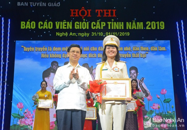 Đồng chí Nguyễn Xuân Sơn - Phó Bí thư Thường trực Tỉnh ủy, Chủ tịch HĐND tỉnh trao giải Nhất cho báo cáo viên Trần Thị Thanh Huyền