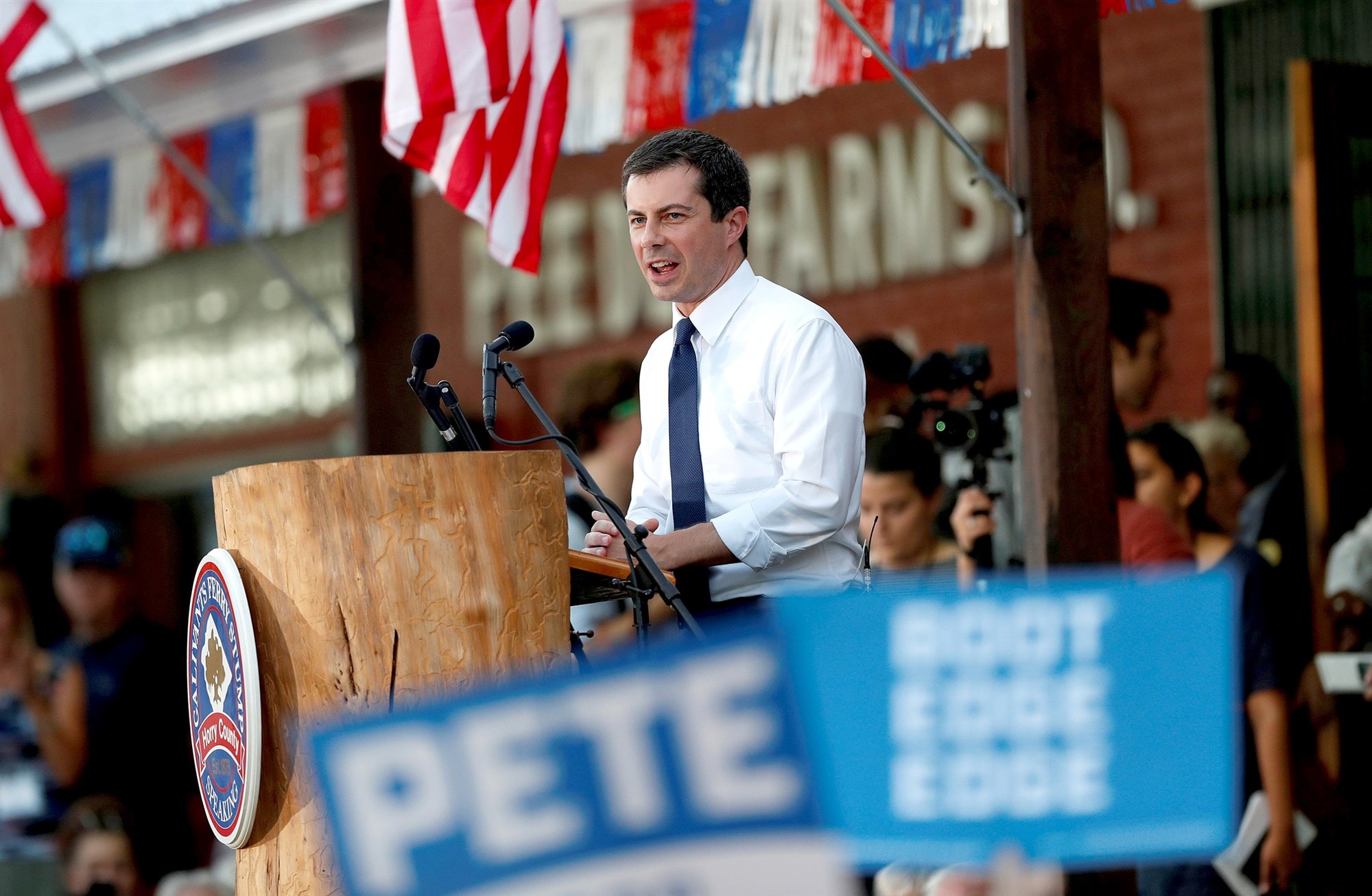 Ông Pete Buttigieg phát biểu kêu gọi cử tri ủng hộ. Ảnh: Reuters