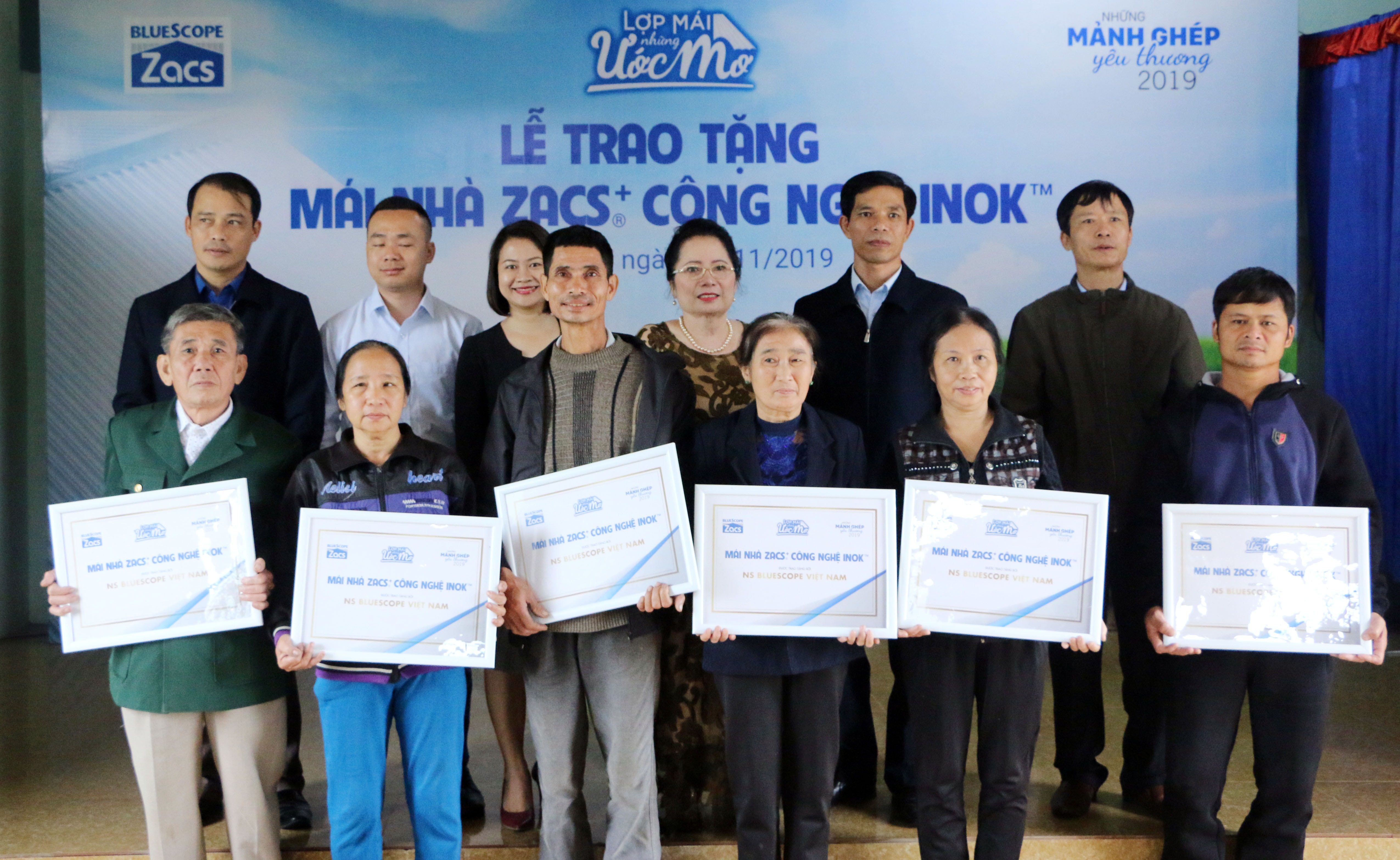 Trao tặng cho các hộ gia đình ở thị xã Hà Tĩnh. Ảnh: Mỹ Hà
