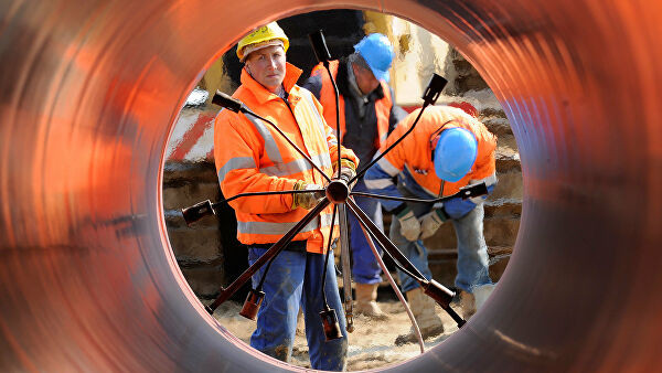 Công nhân lắp đặt đường ống dẫn khí thuộc dự án 
