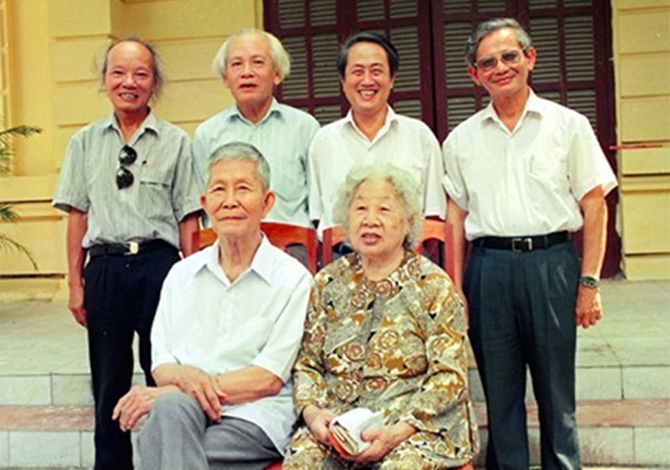 Tứ trụ sử học Việt Nam đương đại từ trái qua GS Trần Quốc Vượng, GS Đinh Xuân Lâm, GS Hà Văn Tấn và GS Phan Huy Lê với ông bà GS Trần Văn Giàu 