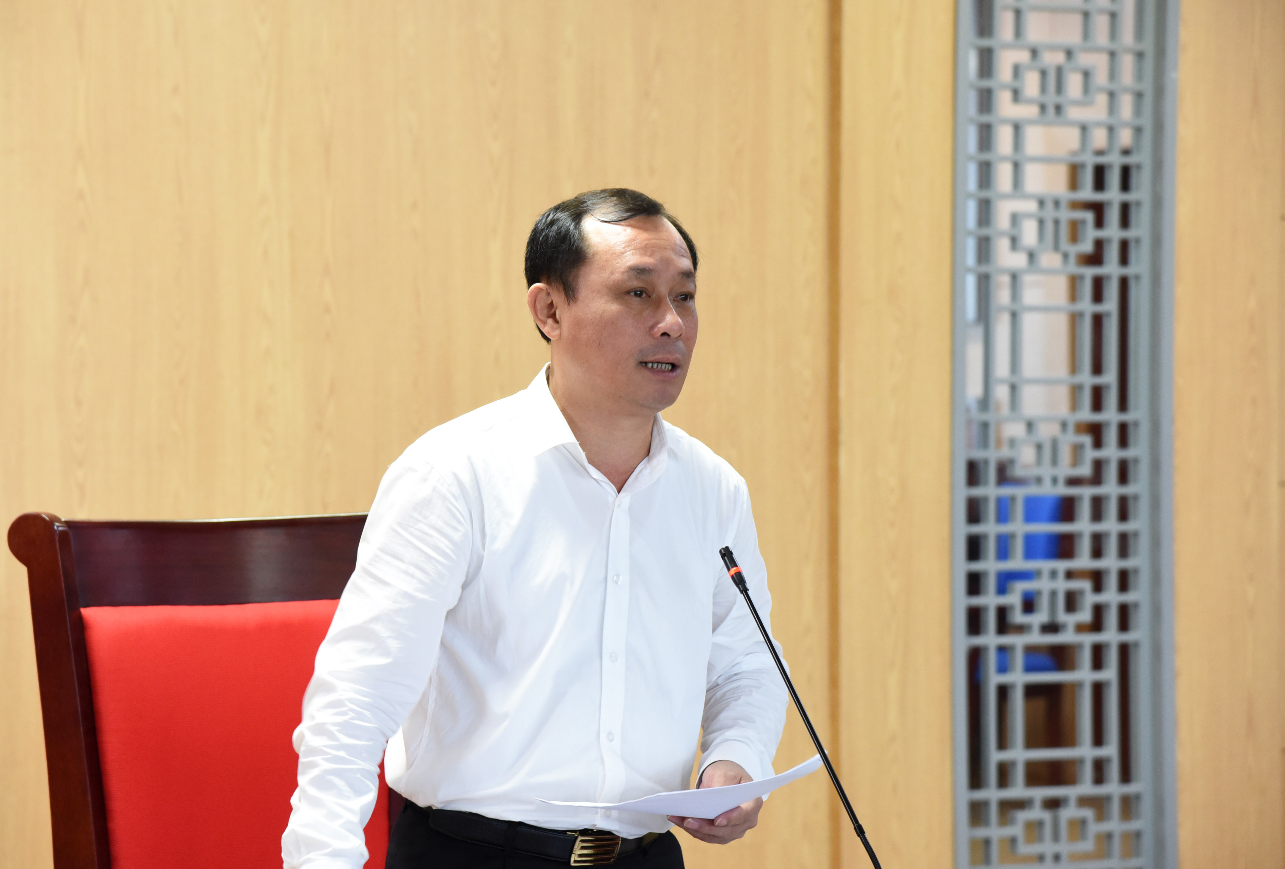 Trưởng ban Pháp chế HĐND tỉnh Phan Đức Đồng kết luận cuộc họp. Ảnh: Thu Giang