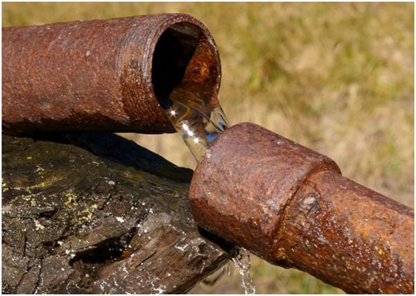 Đường ống dẫn nước bị rỉ sét là một trong những nguyên nhân khiến nước bị nhiễm khuẩn. Ảnh minh họa