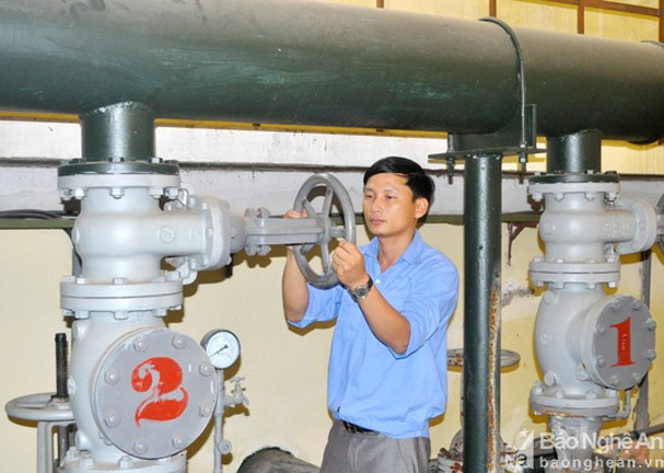 Công nhân vận hành hệ thống tại Công ty CP cấp nước Cửa Lò. Ảnh tư liệu