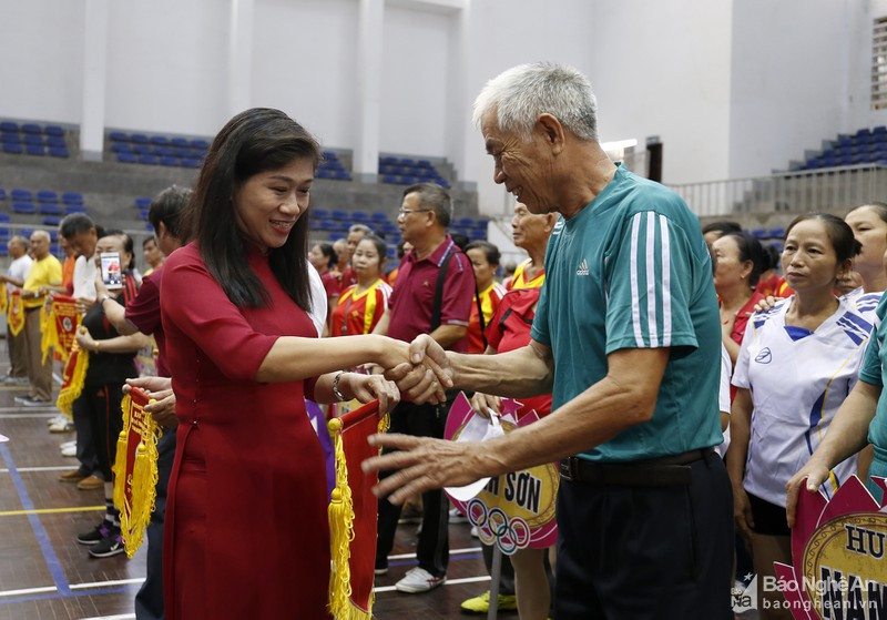 Người cao tuổi tỉnh Nghệ An sôi nổi tham gia phong trào thể dục - thể thao. Ảnh tư liệu