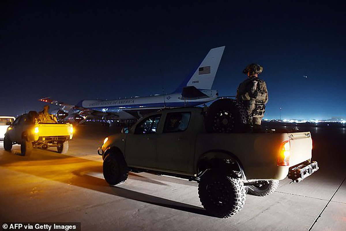 Chiếc máy bay Không lực Một chở Tổng thống Donald Trump được nhìn thấy đậu trên đường băng căn cứ không quân Bagram ở Afghansitan. Ảnh AFP/Getty Images