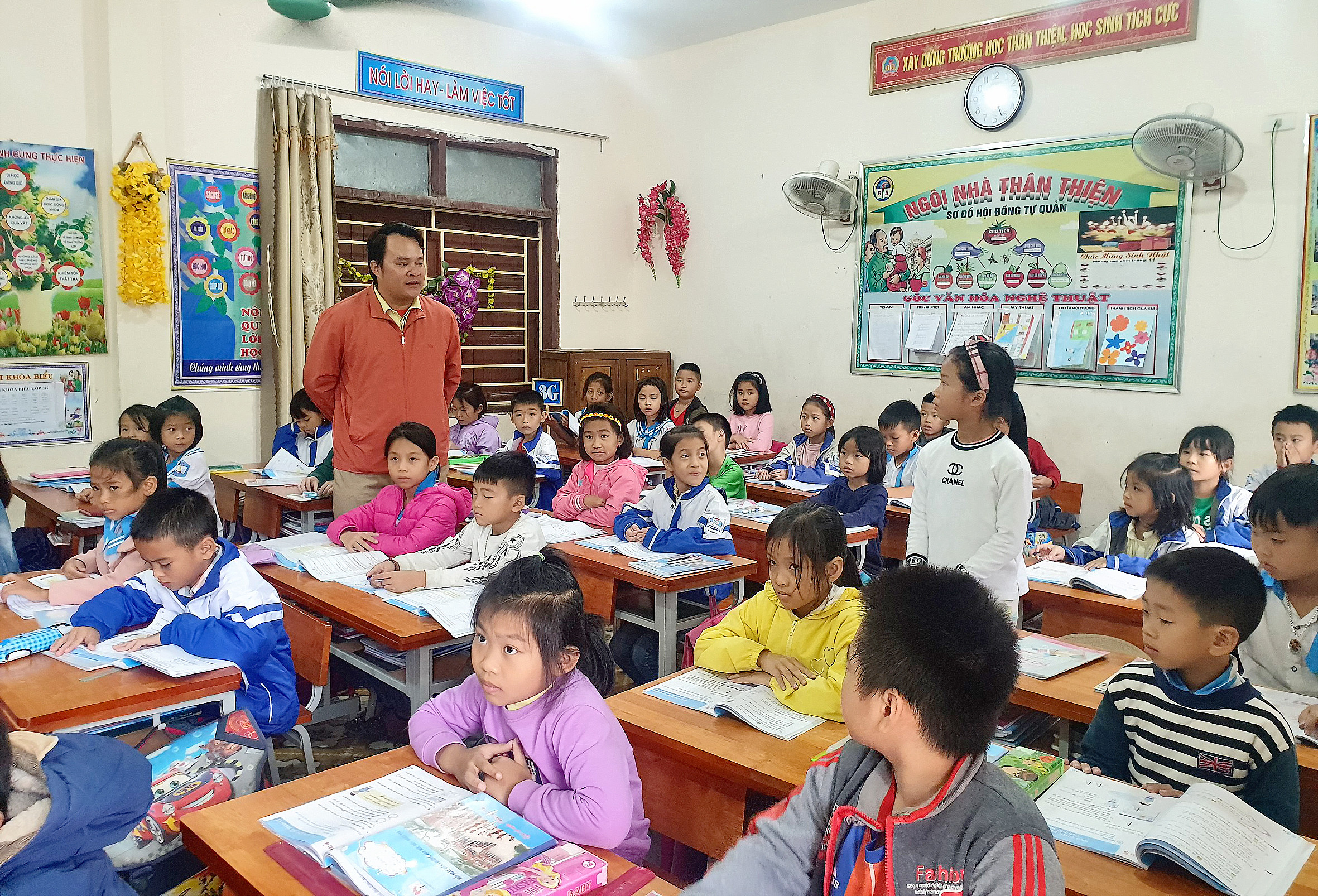 Một thầy giáo đã dạy hợp đồng hơn 10 năm ở huyện Diễn Châu nhưng lại không có cơ hội tuyển dụng đặc cách vì chỉ là giáo viên hợp đồng trường. Ảnh: Mỹ Hà