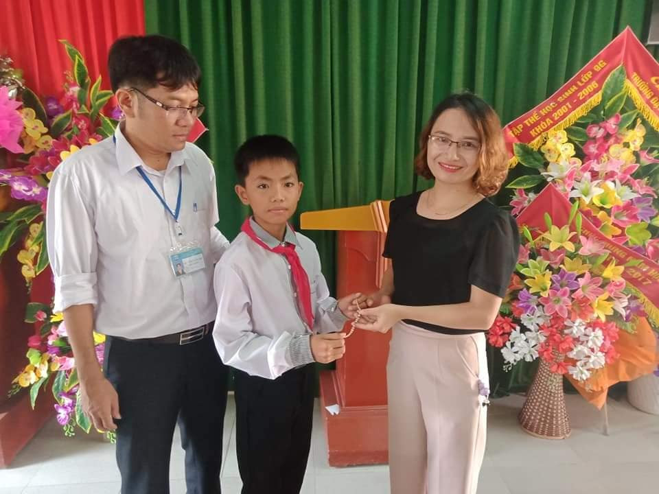 Trước đó, vào ngày 24/10, em Nguyễn Văn Cửu học sinh lớp 6B, trường THCS Đức Sơn có nhặt được một chiếc lắc tay bằng vàng