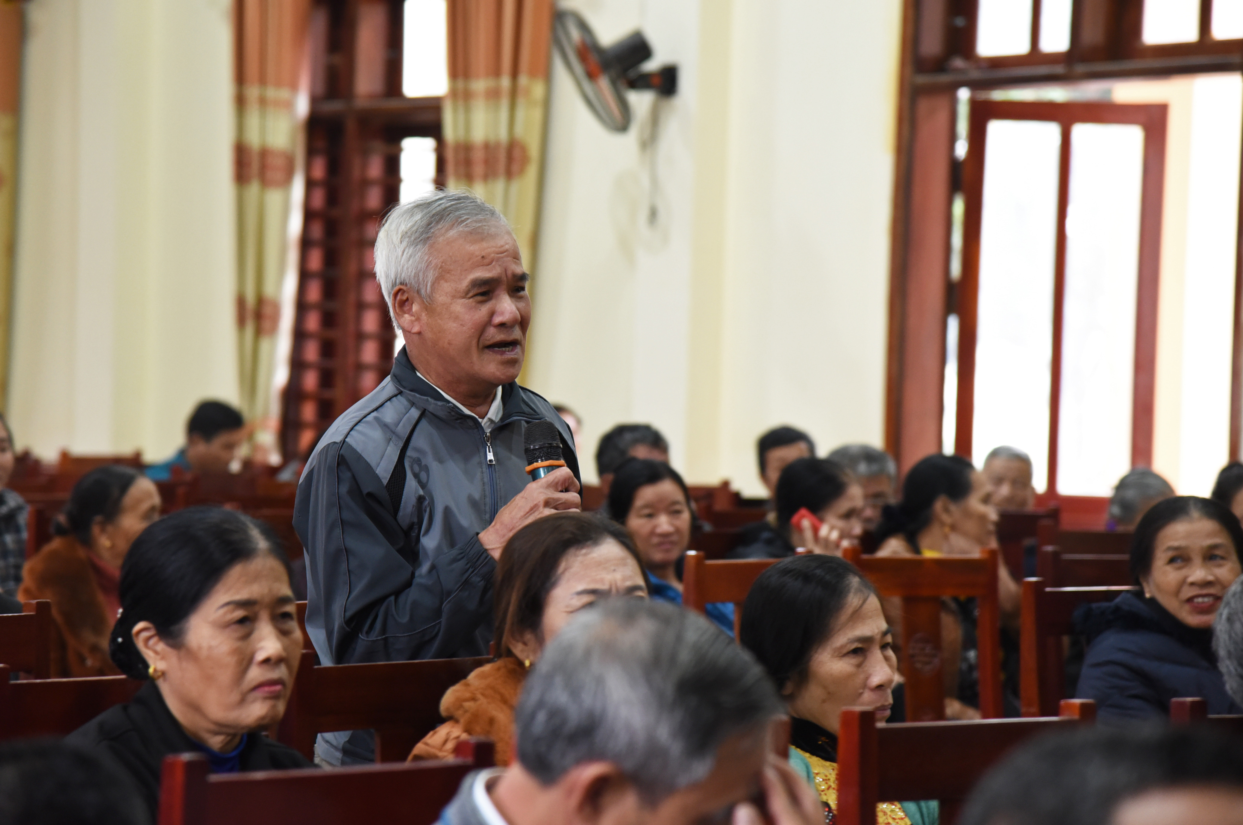 Cử tri xã Nghi Trung bày tỏ đánh giá cao kết quả kỳ họp vừa qua của Quốc hội, đồng thời lên tiếng về nhiều vấn đề còn băn khoăn. Ảnh: Thu Giang