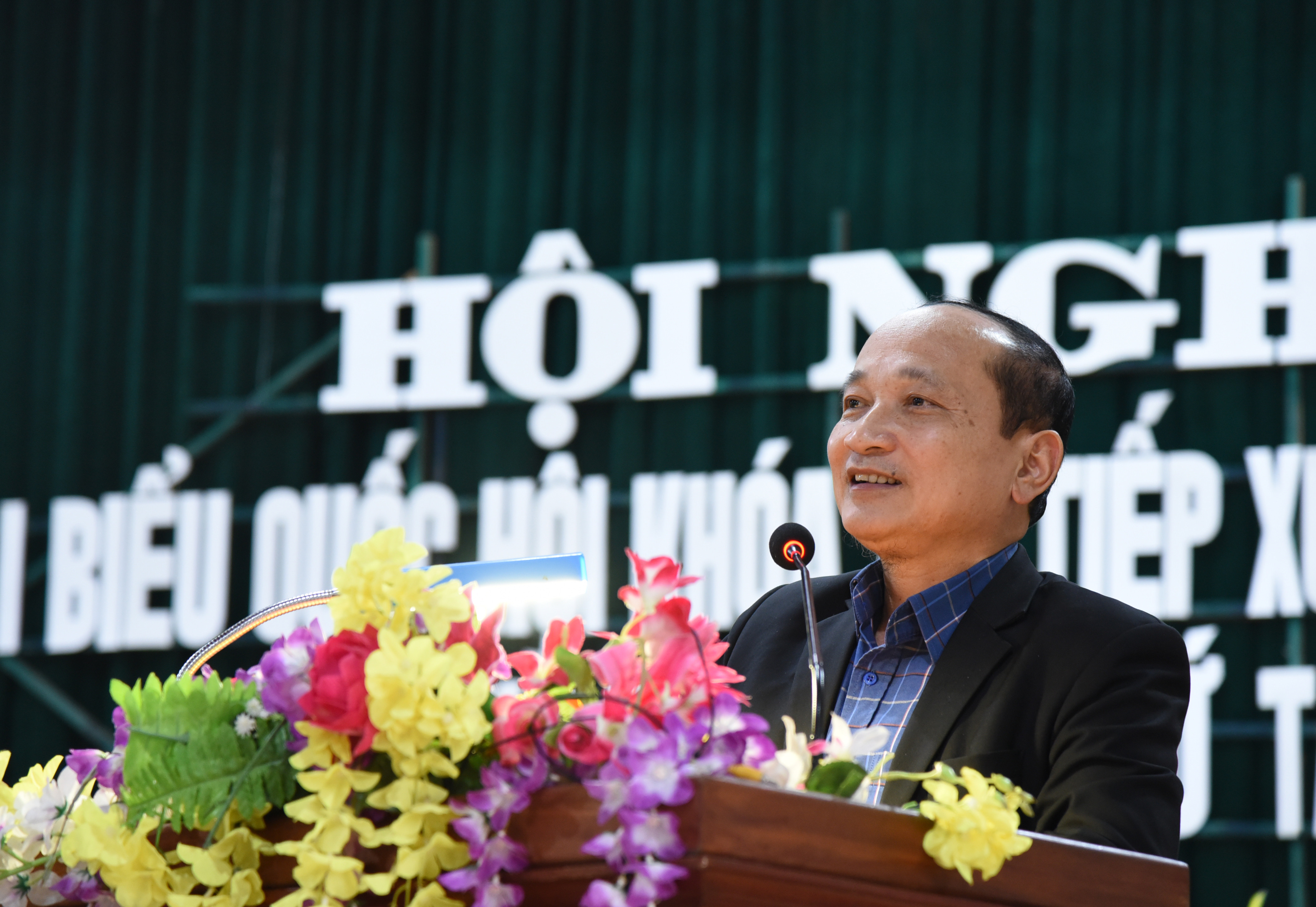 Phó trưởng đoàn ĐBQH tỉnh Nguyễn Thanh Hiền tiếp thu và giải trình các ý kiến cử tri. Ảnh: Thu Giang