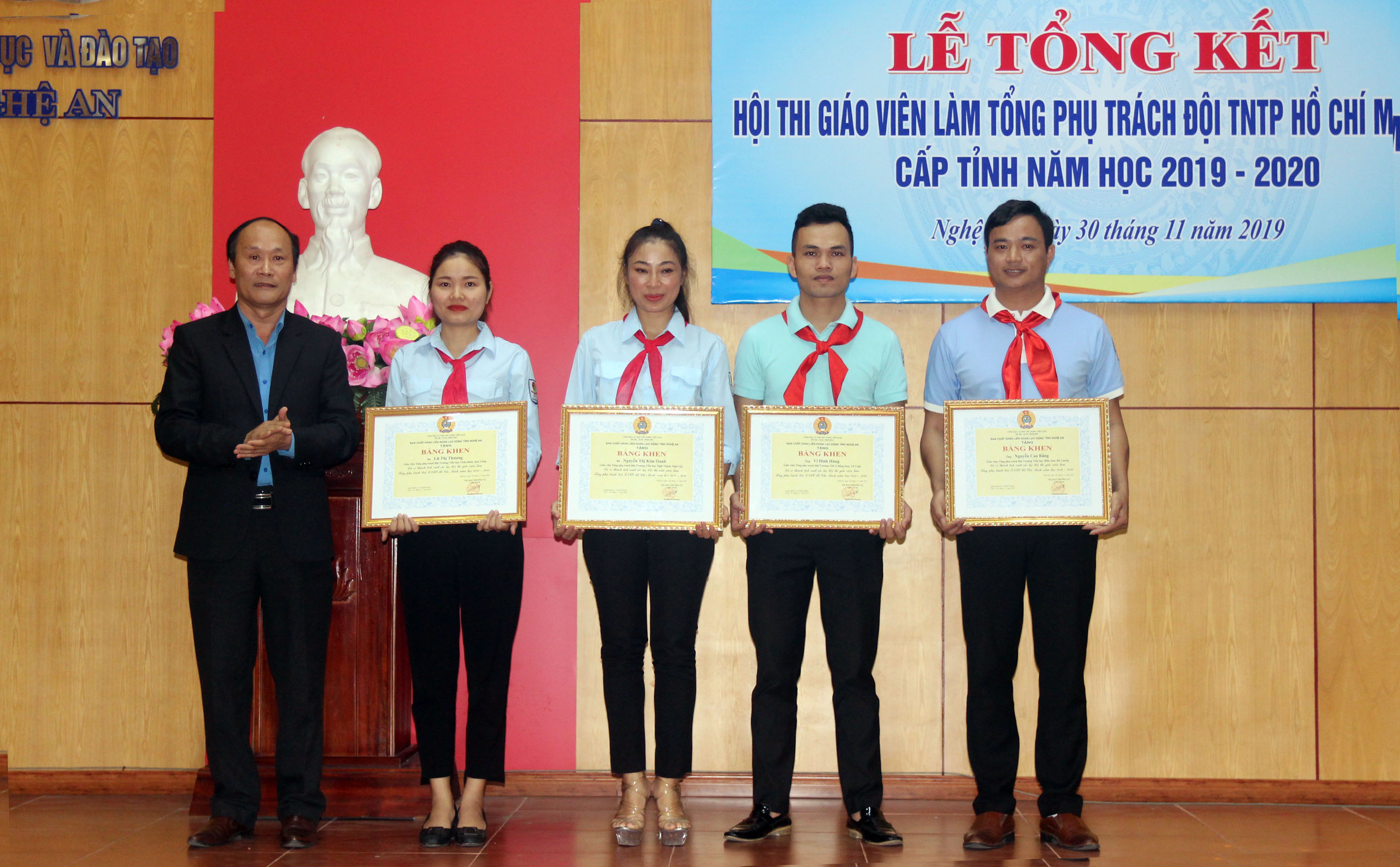 Chủ tịch Liên đoàn Lao động Nguyễn Tử Phương Bằng khen cho 4 thí sinh xuất sắc nhất hội thi. Ảnh: Mỹ Hà