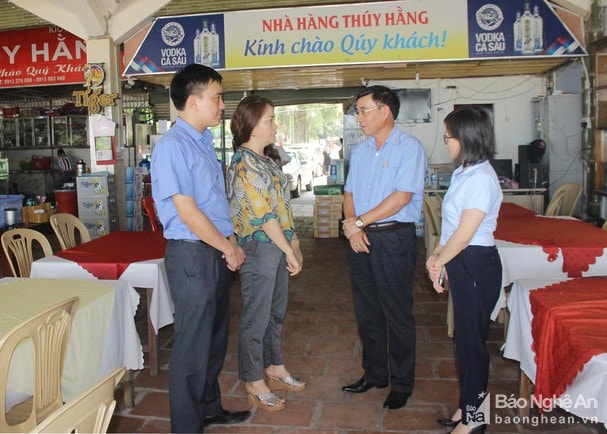 Đoàn giám sát HĐND tỉnh trao đổi với hộ kinh doanh cá thể ở thị xã Cửa Lò. Ảnh tư liệu: Mai Hoa