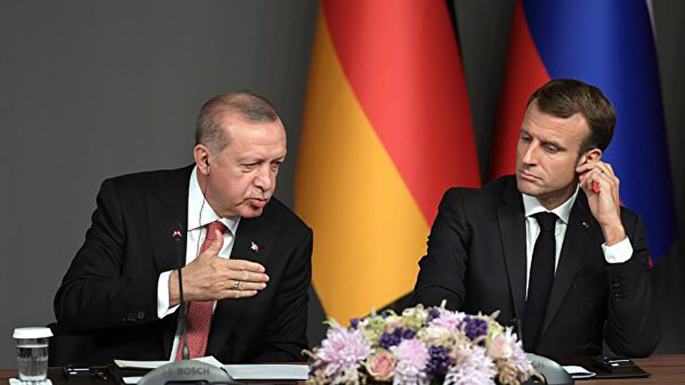 Tổng thống Thổ Nhĩ Kỳ Recep Erdogan (trái) và người đồng cấp Pháp Emmanuel Macron. Ảnh: RIA
