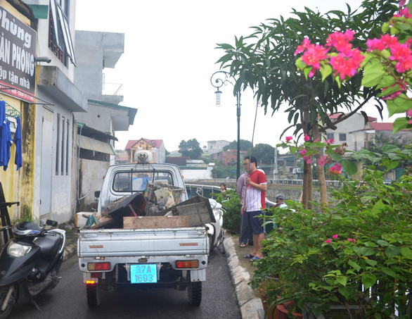 Để chuyển rác thải về điểm tập kết, phường Cửa Nam phải trưng dụng xe ô tô của Đội trật tự đô thị phường. Ảnh: Nhật Lân