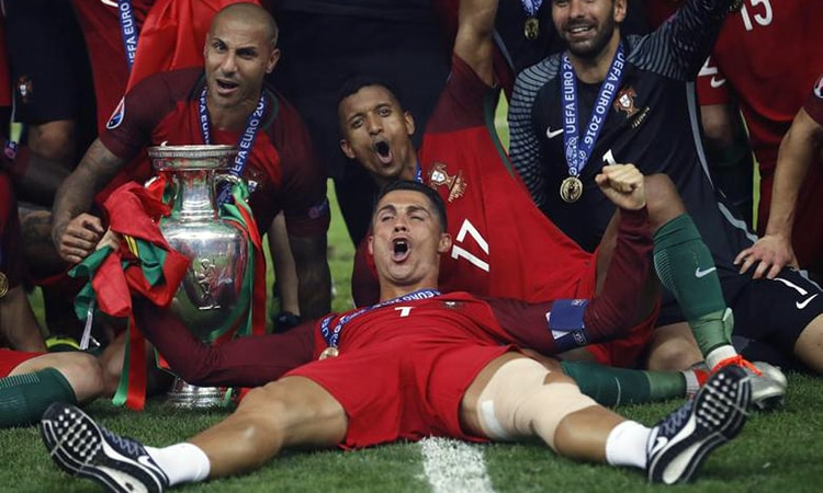 Ronaldo mừng chức vô địch Euro 2016 dù bị chấn thương và rời sân sớm ở chung kết, sau pha va chạm với Payet. Ảnh: Reuters.