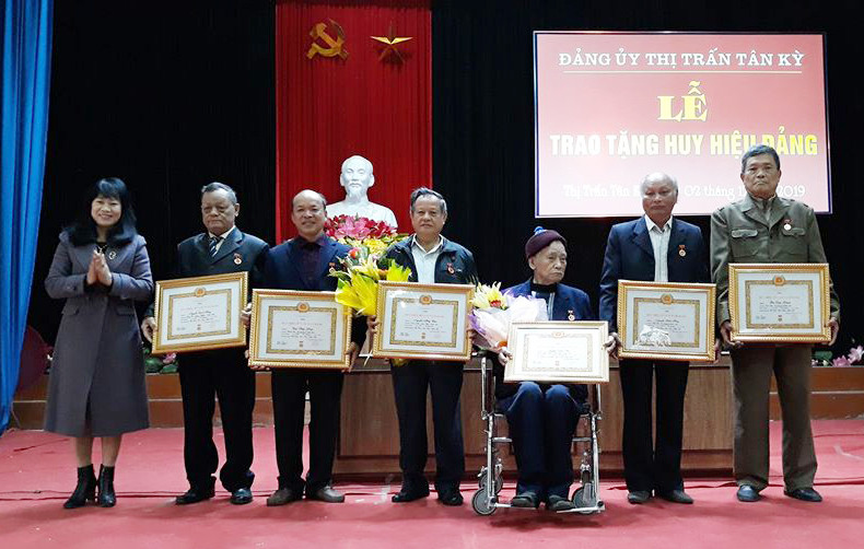 Lãnh đạo huyện Tân Kỳ trao Huy hiệu Đảng cho các đảng viên. Ảnh: Phương Hảo