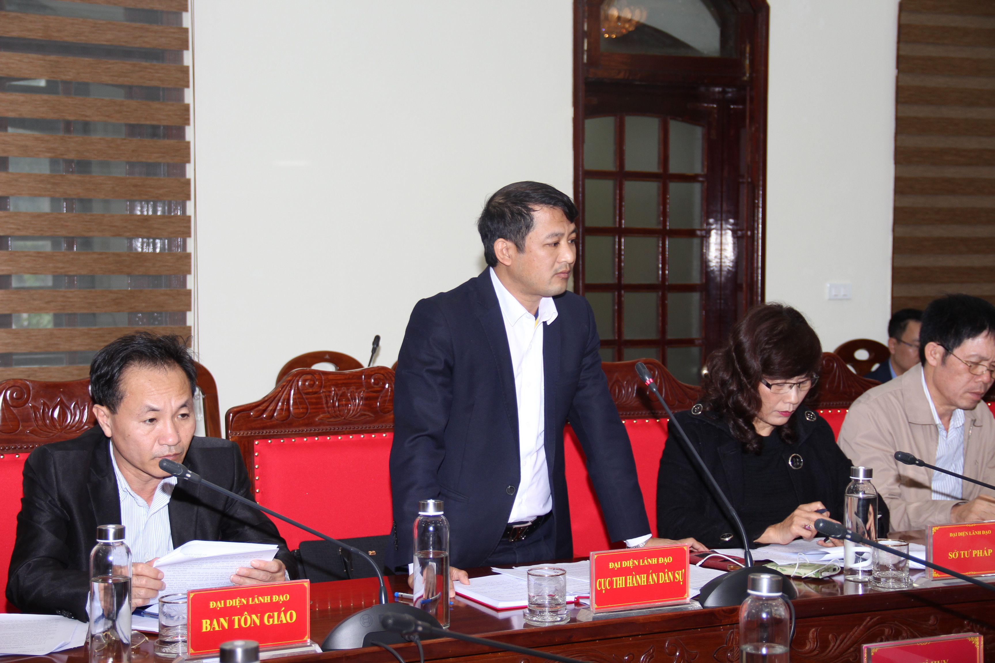 Ông Nguyễn Hoài An - Phó Cục trưởng Cục Thi hành án dân sự tỉnh nêu các ý kiến về xử lý vụ việc thi hành án tại huyện Quỳnh Lưu. Ảnh:Hoài Thu