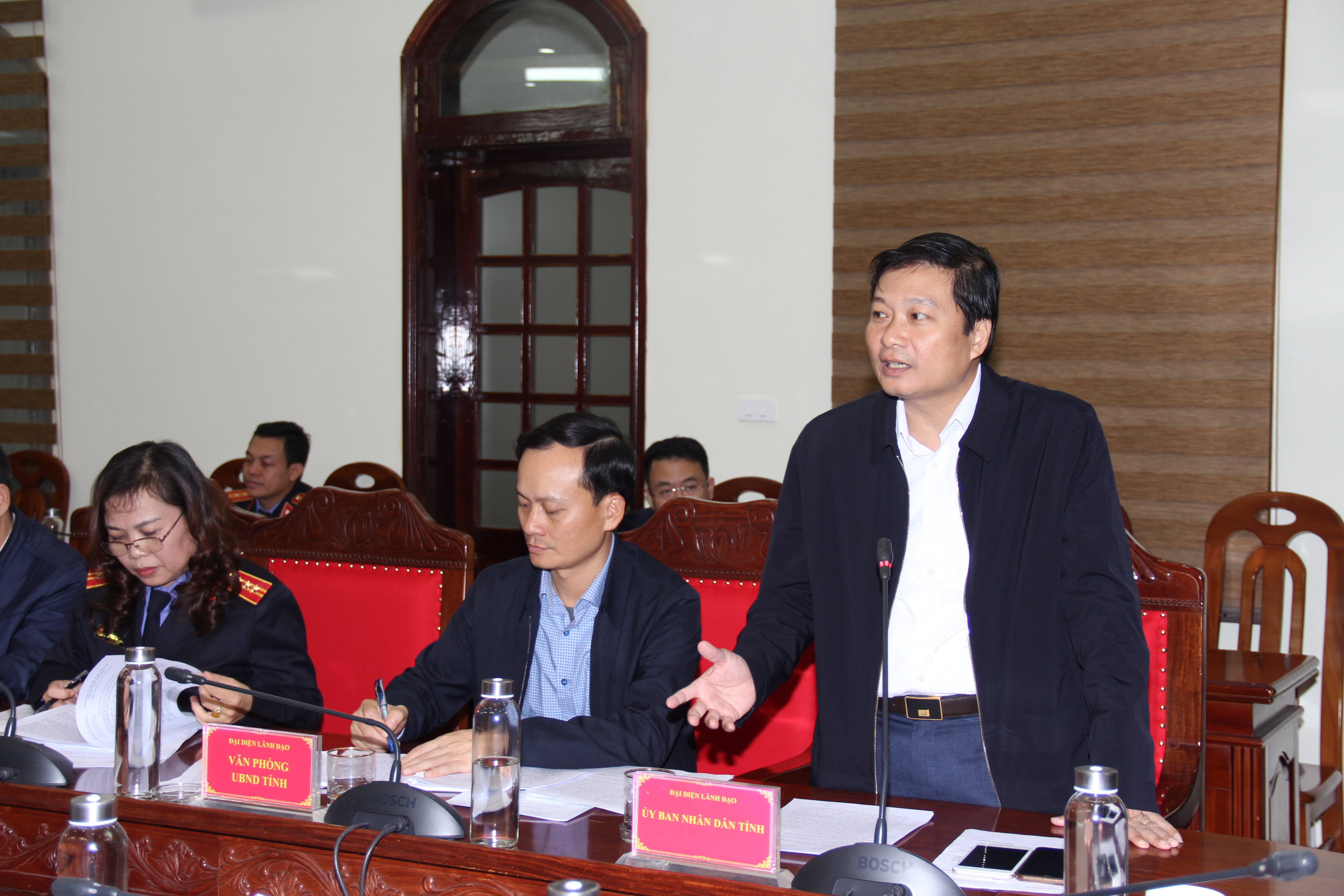Phó Chủ tịch UBND tỉnh Lê Hồng Vinh nêu các ý kiến về xử lý các vụ việc khiếu kiện kéo dài, đề nghị các hướng xử lý dứt điểm. Ảnh: Hoài Thu