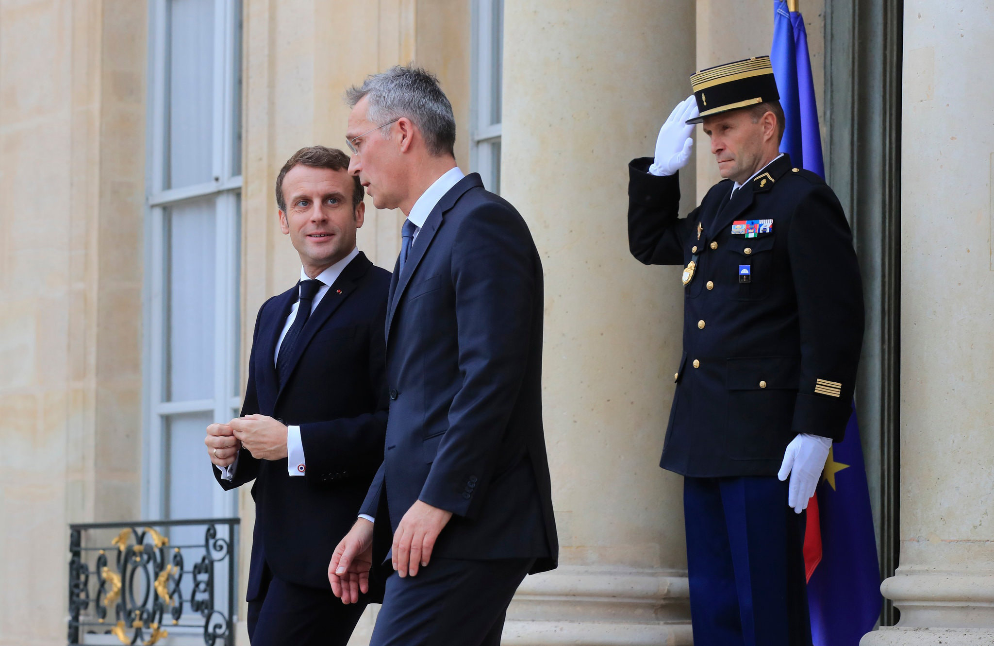 Tổng thống Pháp Emmanuel Macron (trái) gặp Tổng thư ký NATO Jens Stoltenberg tại Paris hôm 28/11. Ảnh: AP