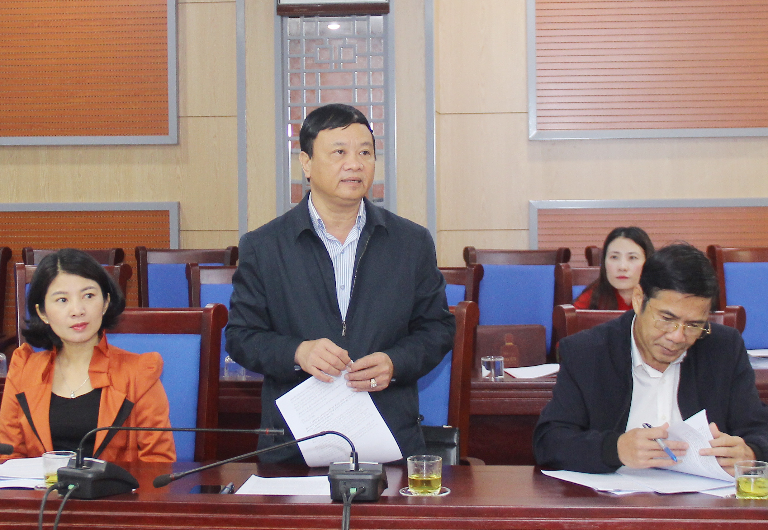 Bí thư Huyện ủy Tương Dương Nguyễn Văn Hải phản ánh, việc bố trí nguồn vốn xây dựng các khu tái định cư chưa đáp ứng yêu cầu. Ảnh: Mai Hoa