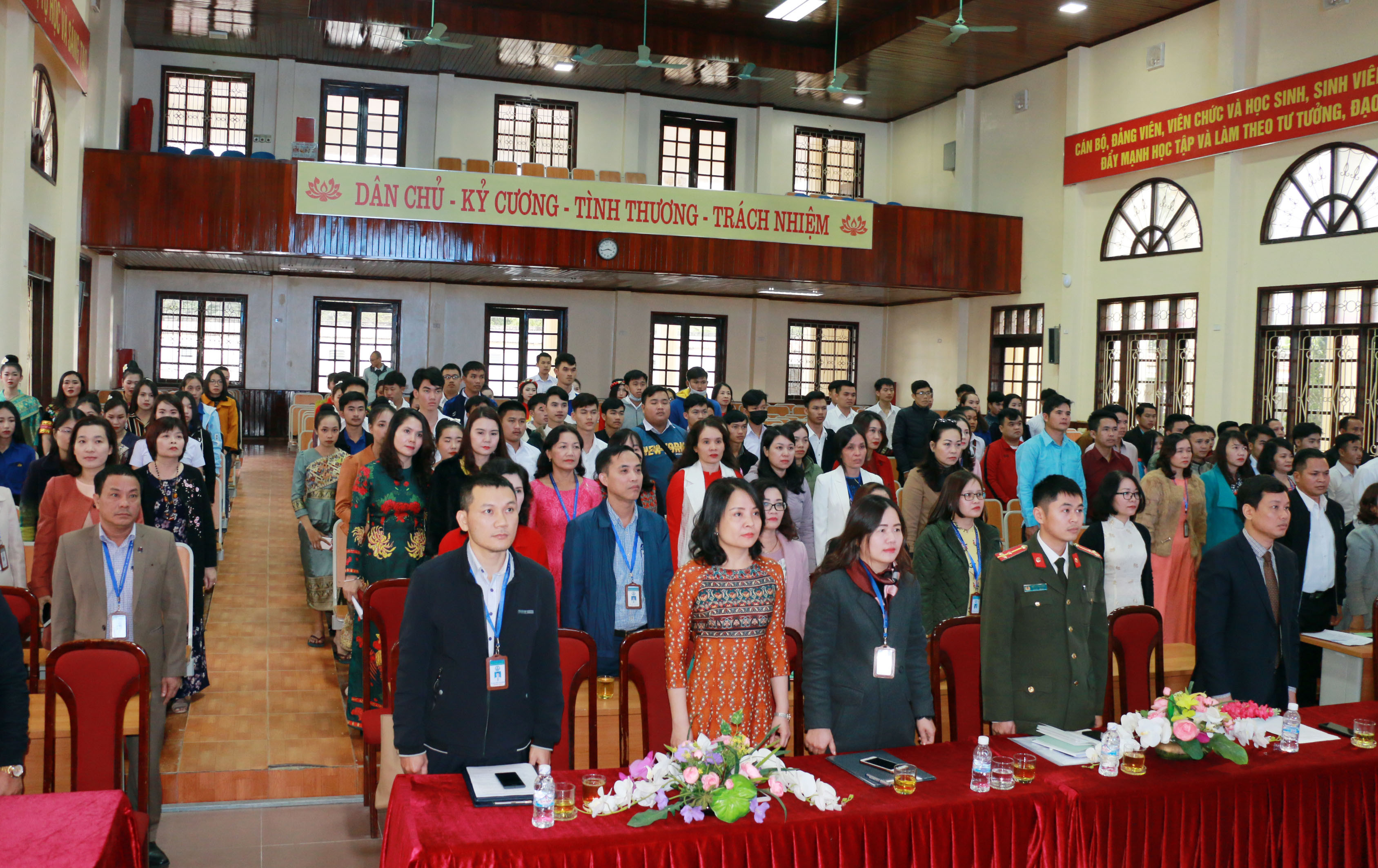 Các đại biểu dự lễ chào cờ của 2 nước Việt Nam và Lào. Ảnh: Mỹ Hà
