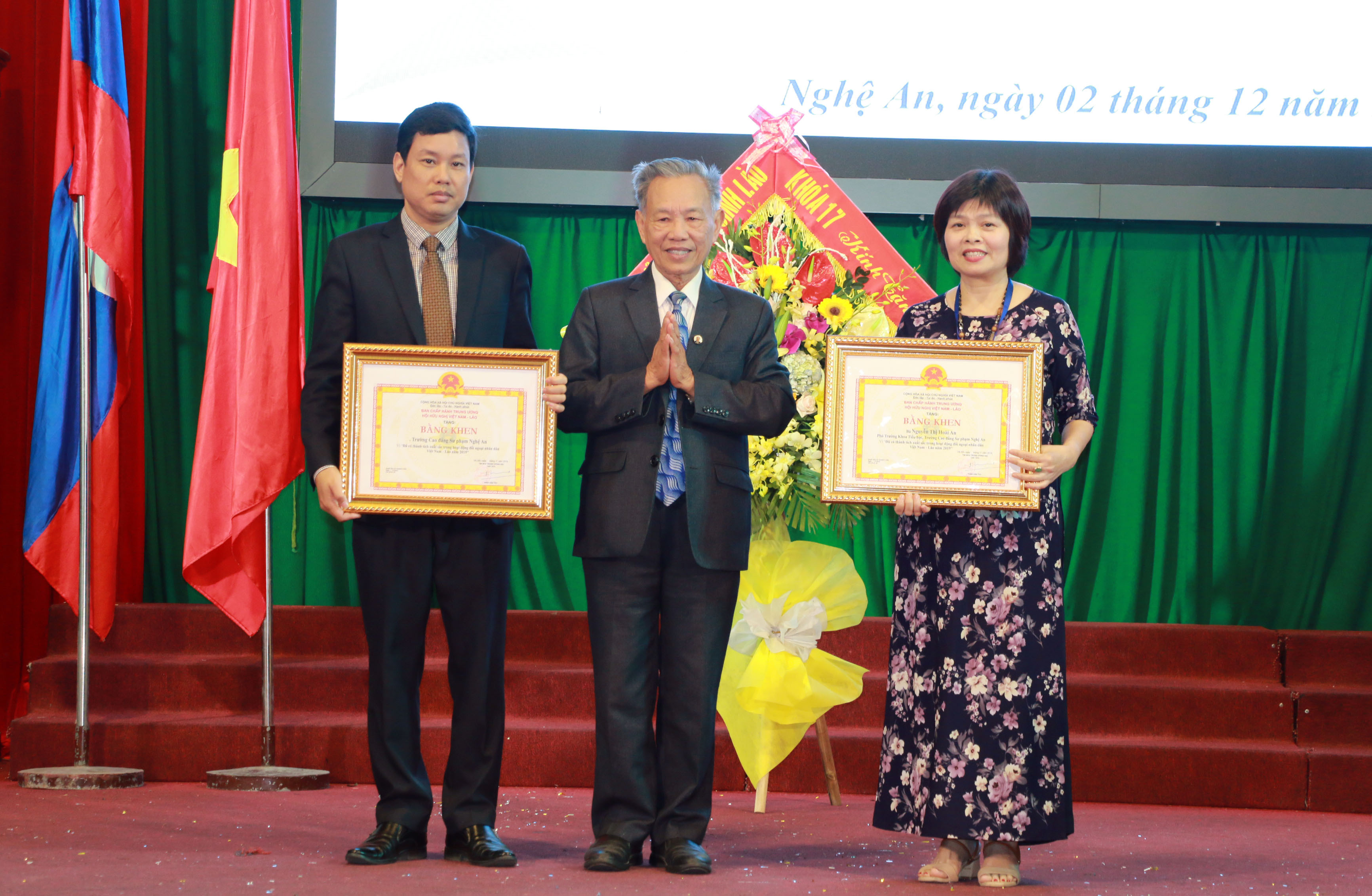 Đại diện Hội Hữu nghị Việt Nam Lào trao bằng khen của Trung ương Hội cho tập thể và cá nhân trường CĐSP Nghệ An. Ảnh: Mỹ Hà