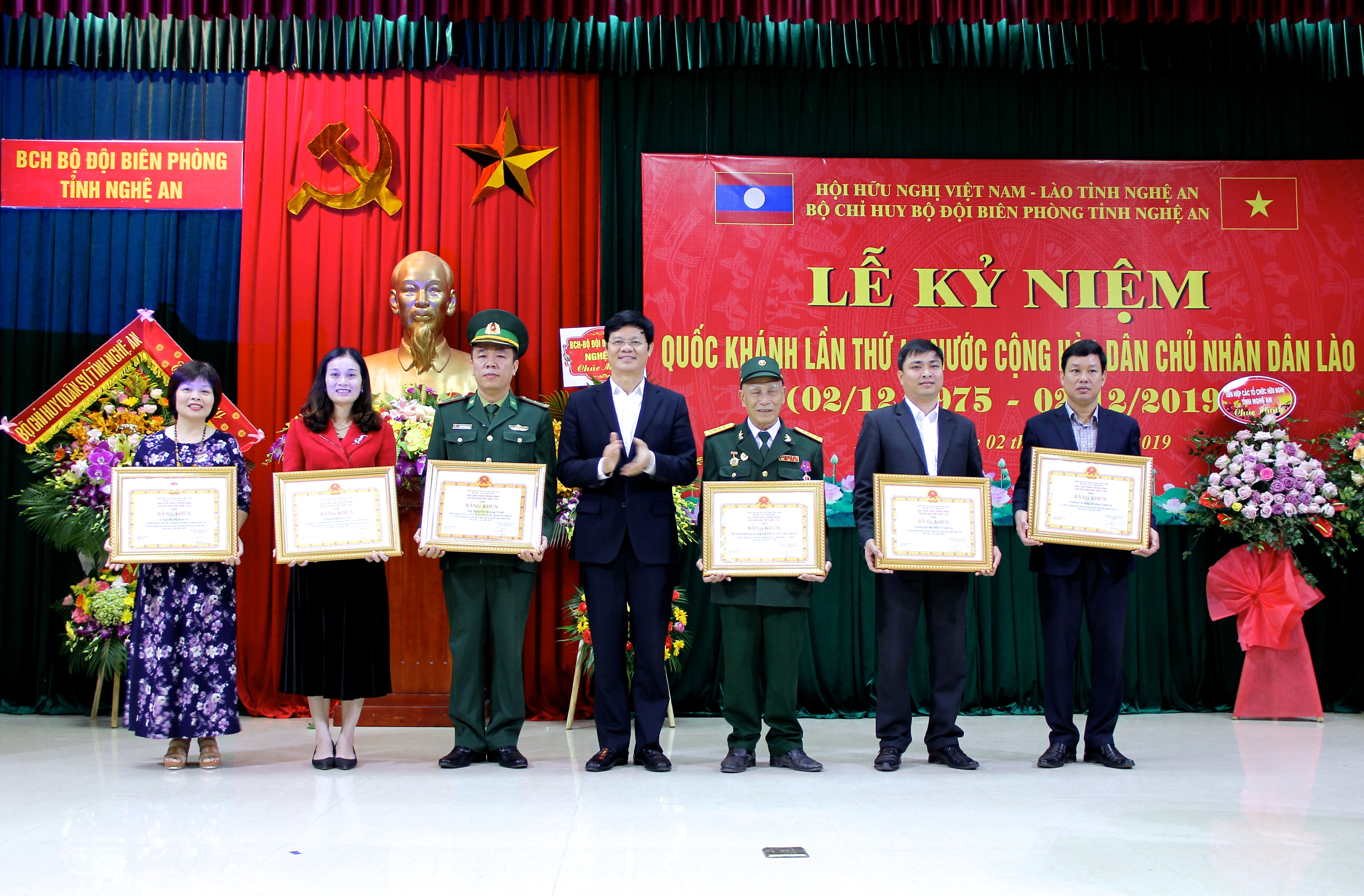 Trao Bằng khen của Trung ương Hội hữu nghị Việt Nam - Lào cho các cá nhân và tập thể. Ảnh: Mỹ Nga 