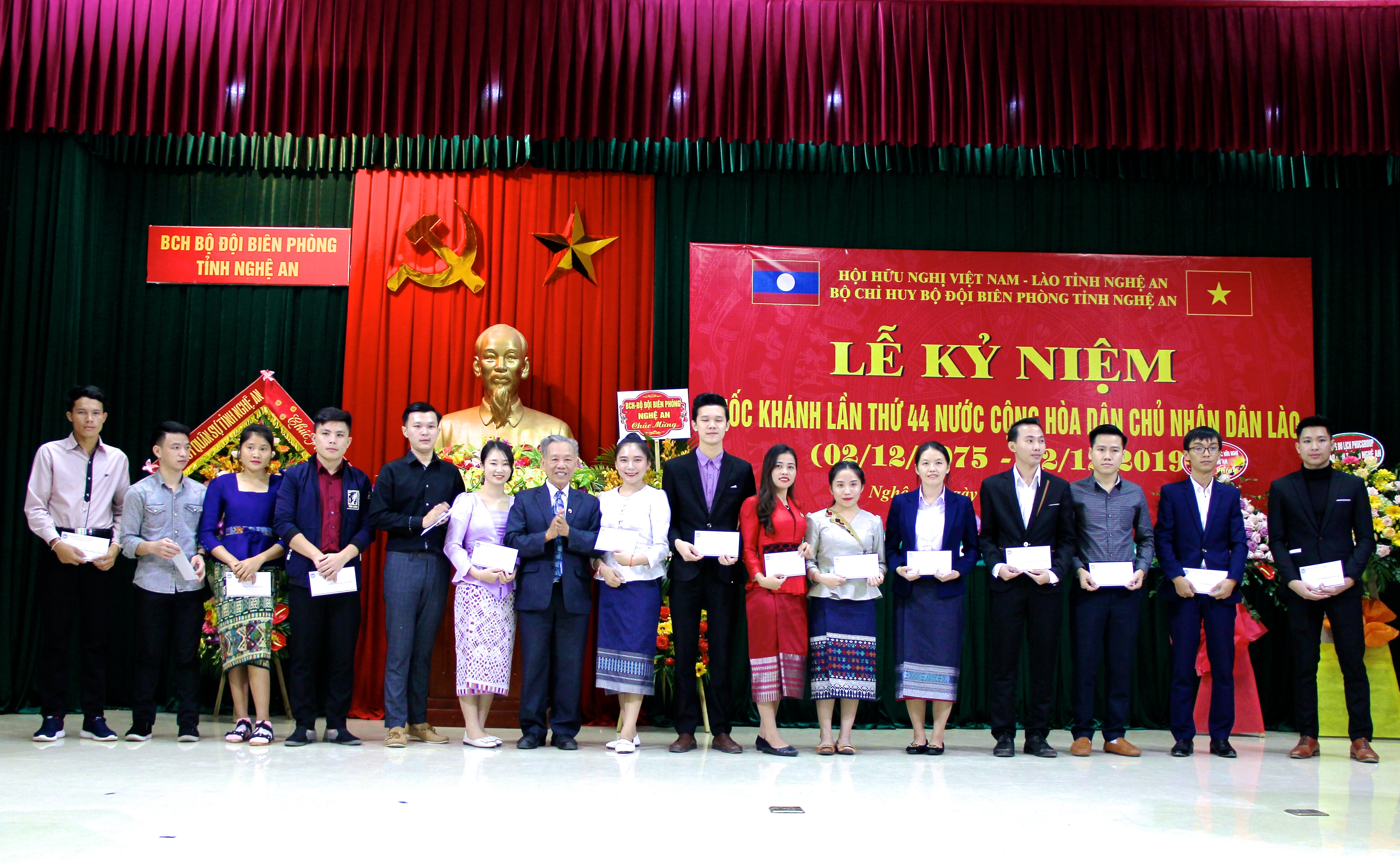 15 sinh viên Lào được trao tặng học bổng vì có thành tích xuất sắc trong học tập. Ảnh: Mỹ Nga 