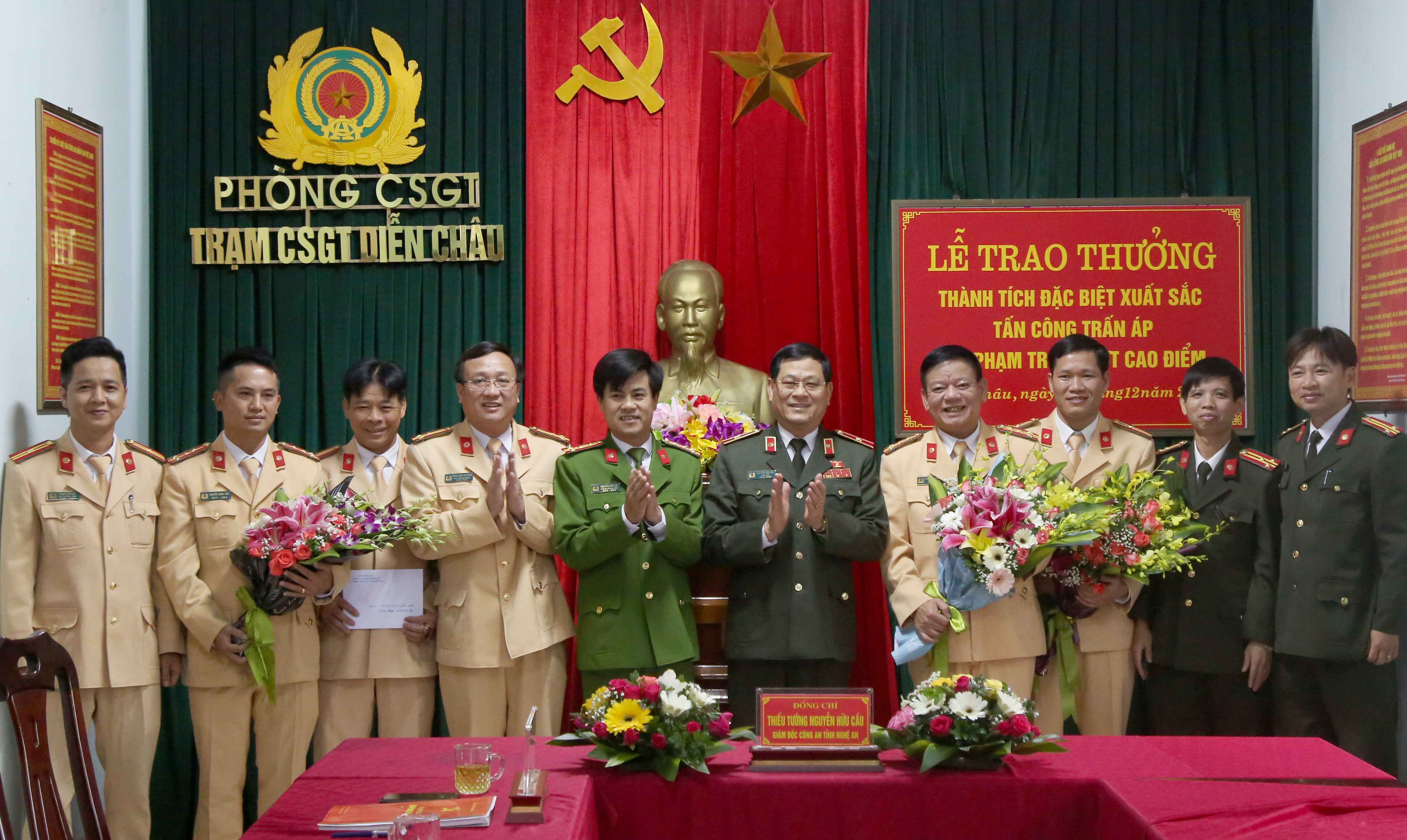 Thiếu tướng Nguyễn Hữu Cầu - Ủy viên BTV Tỉnh ủy, Giám đốc Công an tỉnh tặng hoa, trao thưởng cho Trạm CSGT Diễn Châu. Ảnh: Đức Vũ