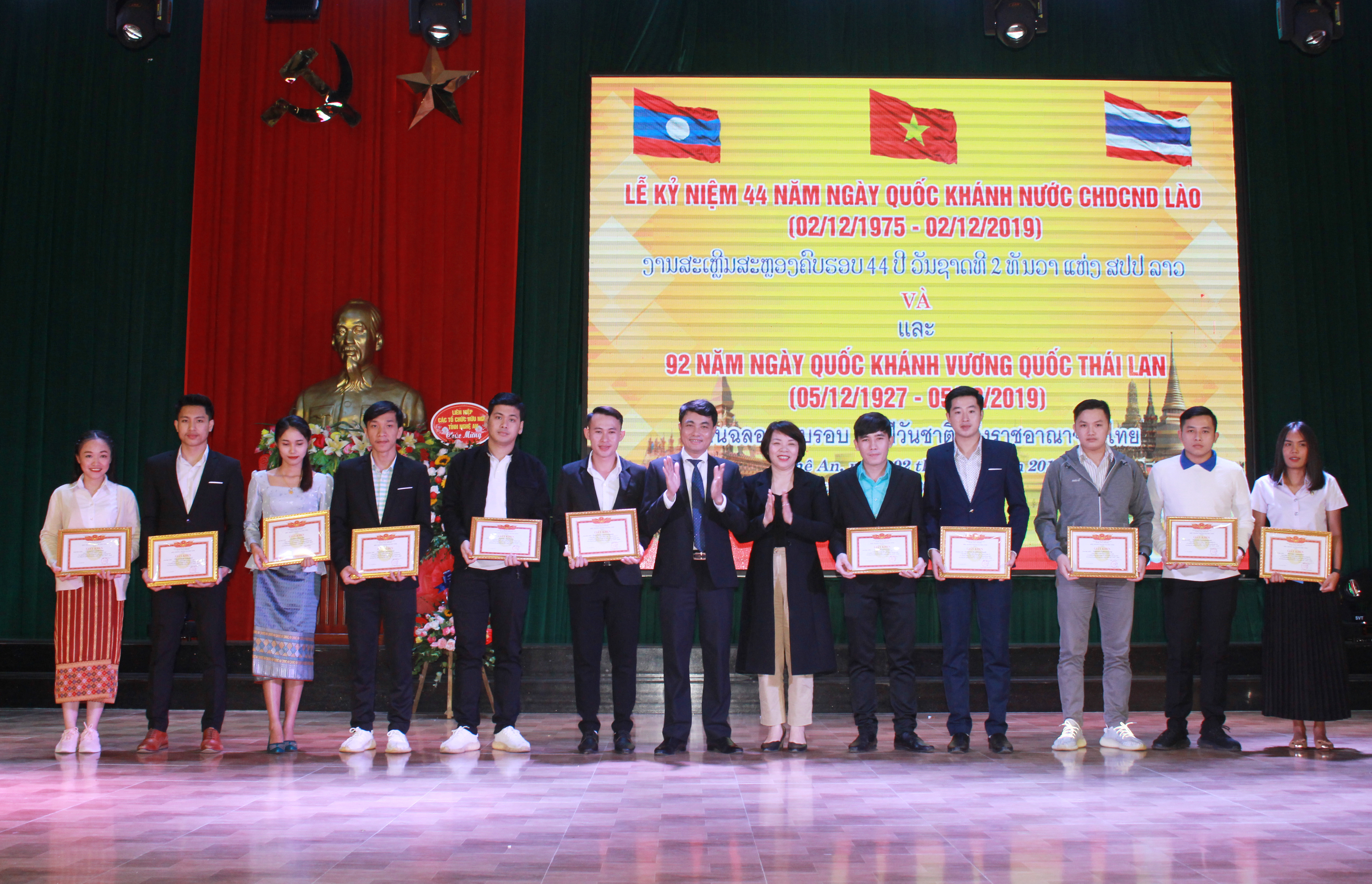 Trường Đại học Vinh trao học bổng và giấy khen cho 11 lưu học sinh Lào - Thái Lan có thành tích tốt trong học tập và rèn luyện. Ảnh: Phương Thúy