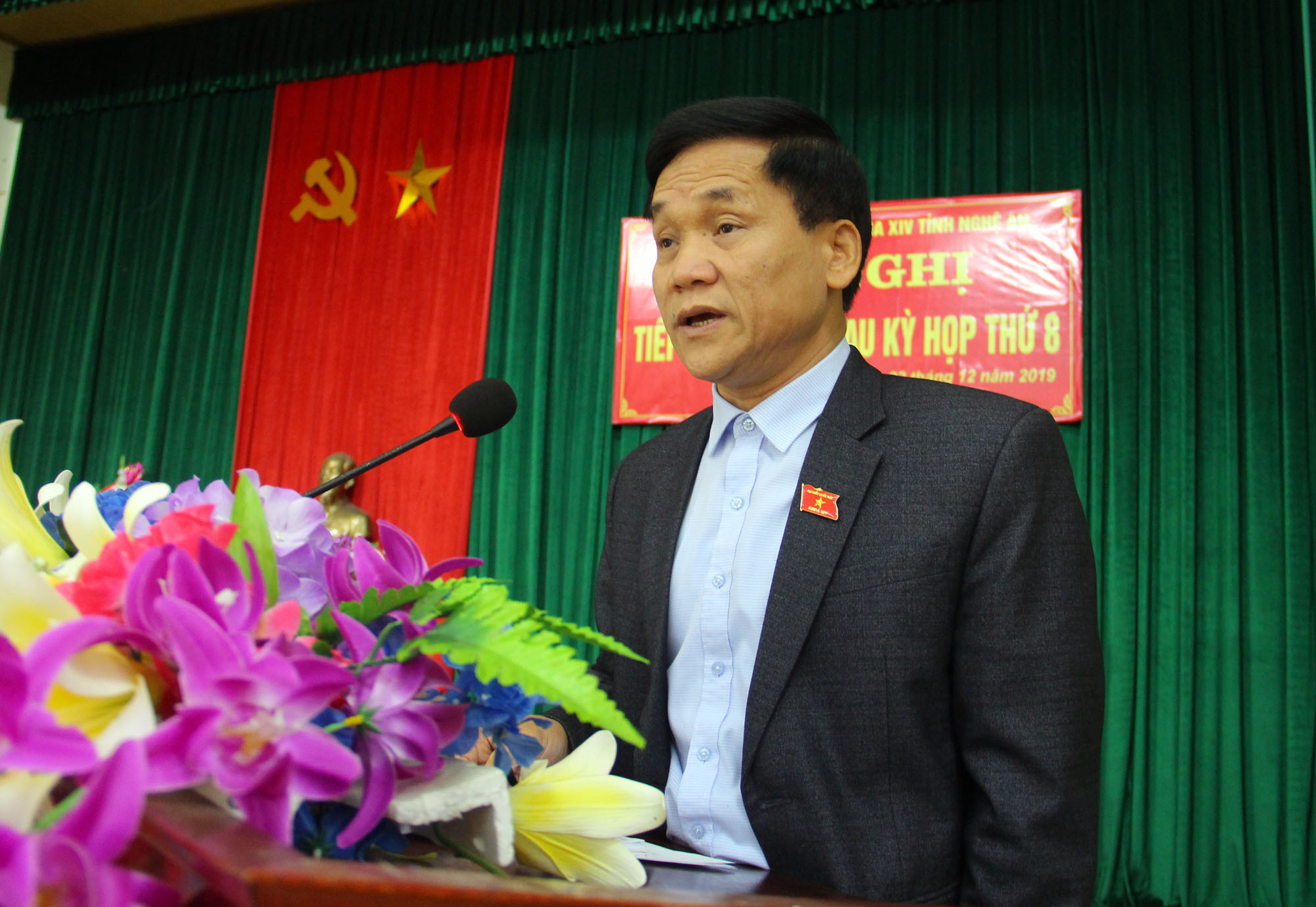 Ông Trần Văn Mão trả lời các kiến nghị của cử tri. Ảnh: Thanh Quỳnh