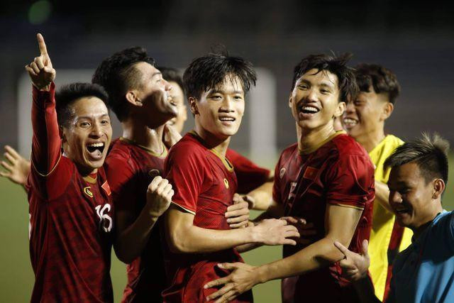 Pha ăn mừng sau bàn thắng ấn định chiến thắng 2-1 của U22 Việt Nam