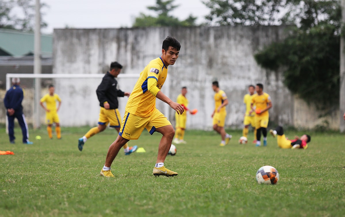 Trước thềm V.League 2020, SLNA chào đón sự trở lại của tiền vệ Vương Quốc Trung. Anh là cầu thủ trường thành từ lò SLNA cùng lứa Thế Nhật, Nguyên Mạnh, có thời gian thi đấu cho Hải Phòng và mới đây là Thanh Hóa. Ảnh: Đức Anh