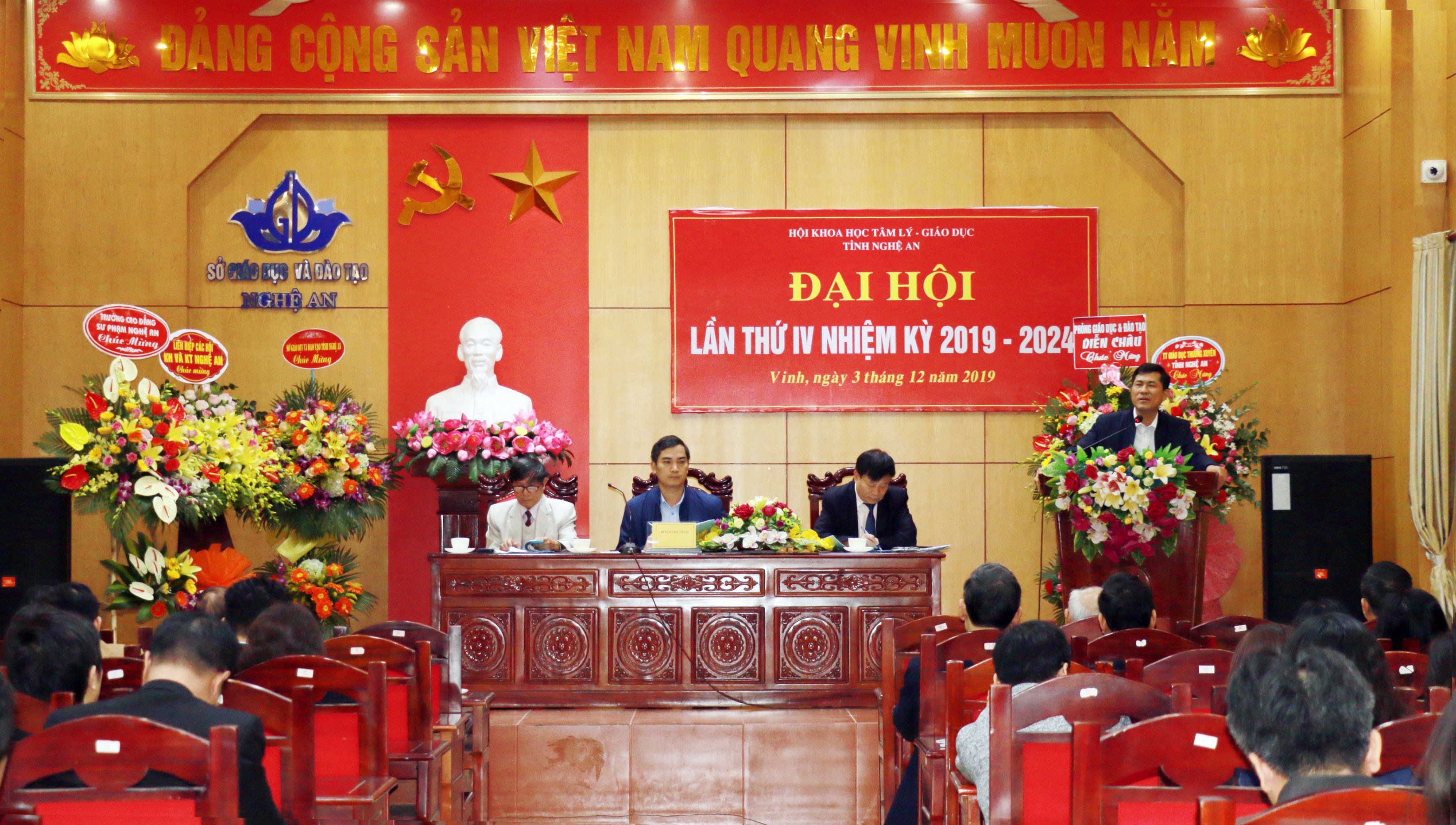 Giám đốc Sở Giáo dục và Đào tạo phát biểu tại đại hội. Ảnh: Mỹ Hà