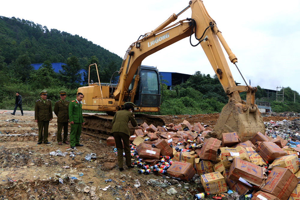 Lực lượng chức năng giám sát việc tiêu ủy nước mắm kém chất lượng của Công ty Long Hải. Ảnh: Nguyễn Hải