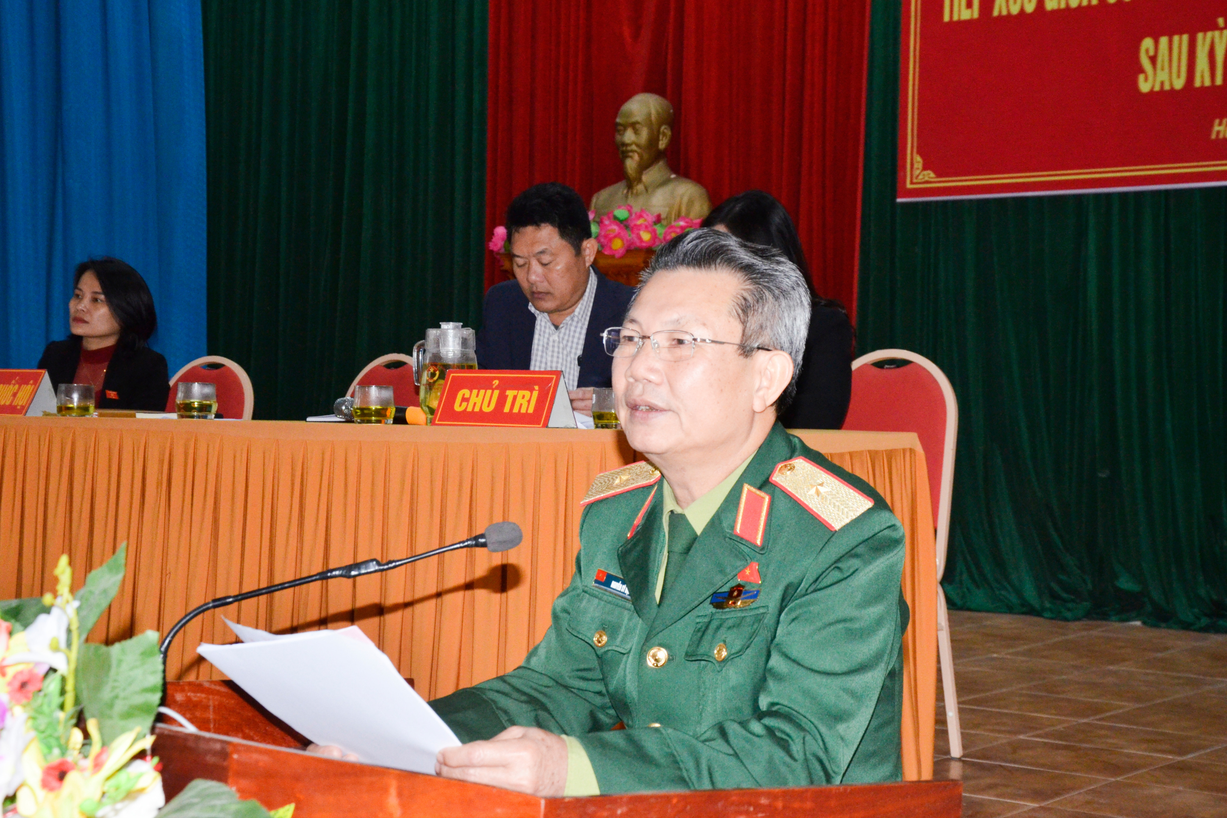 Thiếu tướng Nguyễn Sỹ Hội thông báo với cử tri kết quả  kỳ họp thứ 8, Quốc hội khóa XIV.  Ảnh: Thanh Lê