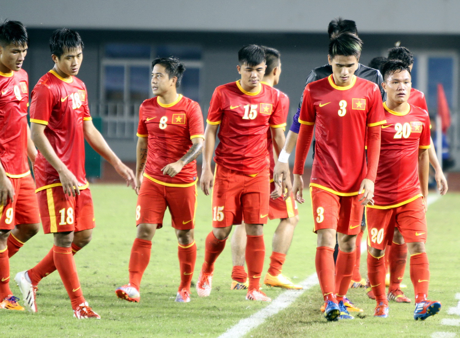 Các cầu thủ U23 Việt Nam thất vọng sau khi để thua U23 Singapore với tỉ số 0 – 1 tại SEA Games 2013. Ảnh: hff.vn