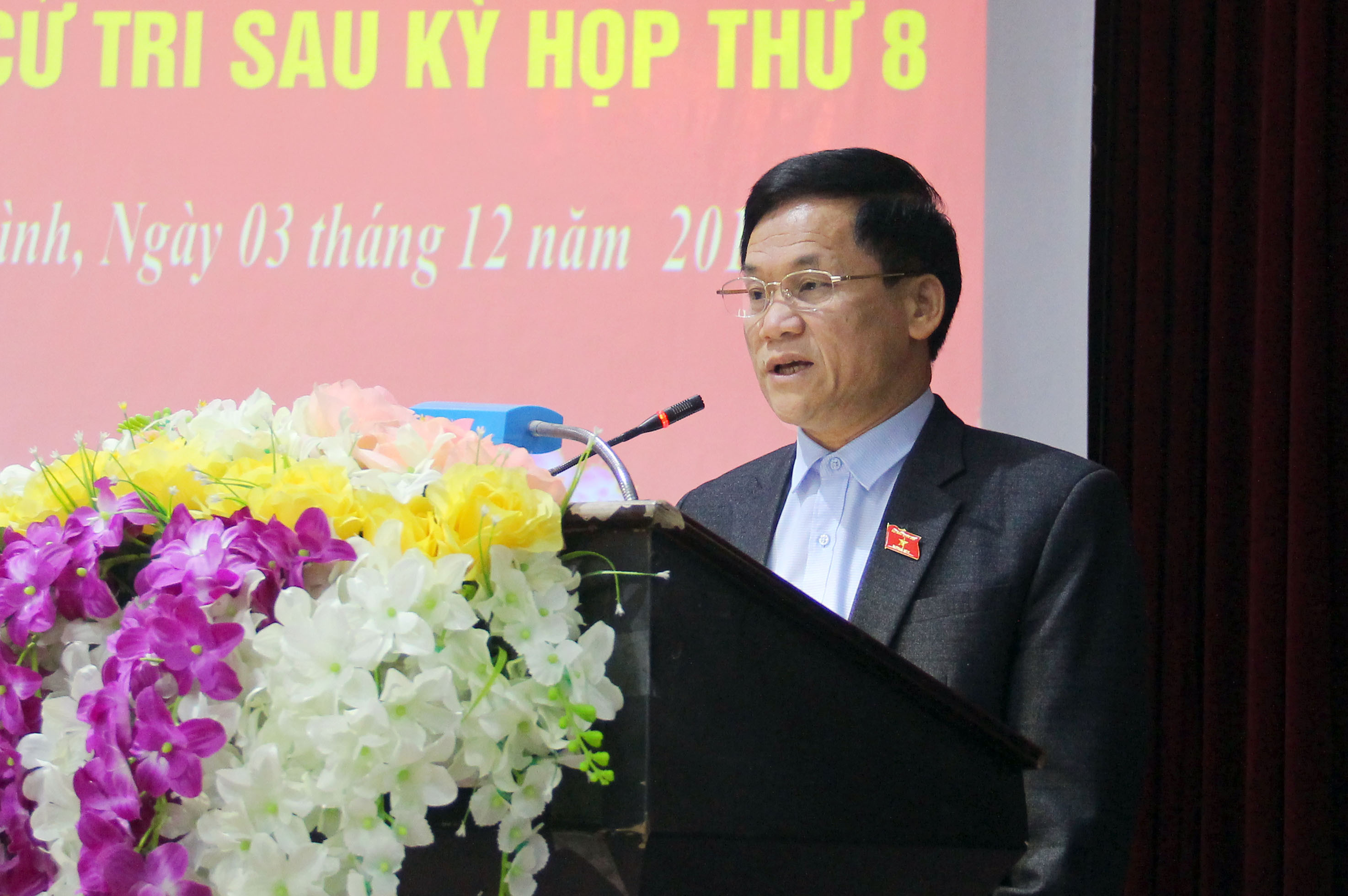 Phó trưởng Đoàn đại biểu Quốc hội tỉnh Trần Văn Mão trả lời kiến nghị của cư tri tại hội nghị. Ảnh: Thanh Quỳnh