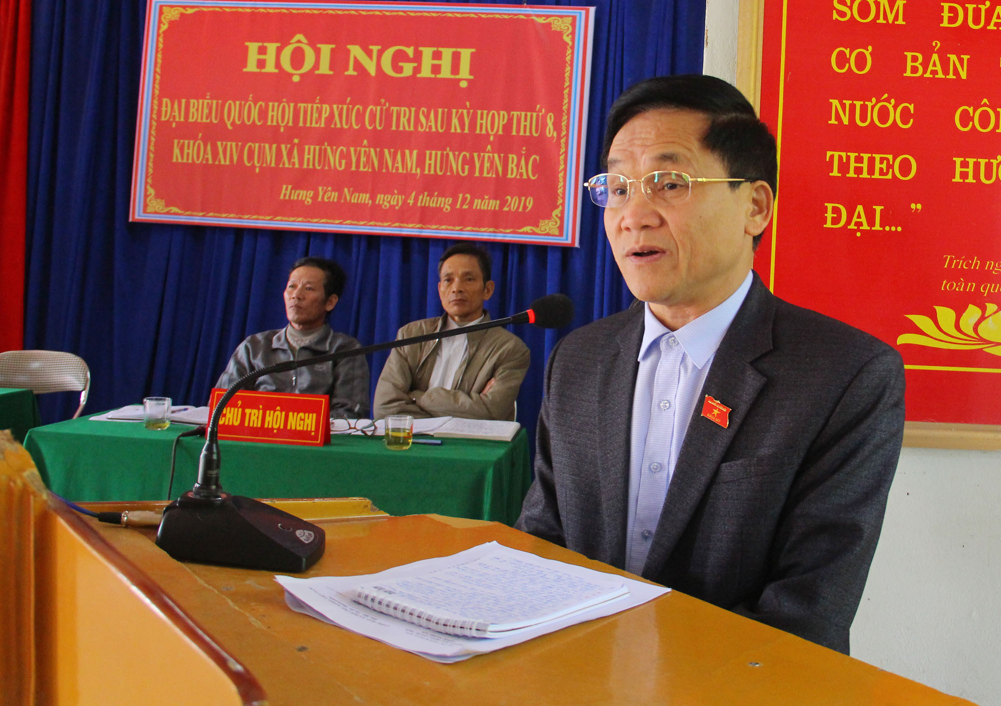 Phó trưởng Đoàn đại biểu Quốc hội tỉnh Trần Văn Mão trả lời kiến nghị của cư tri tại hội nghị. Ảnh: Thanh Quỳnh