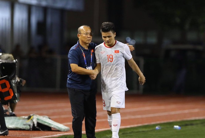 Quang Hải chấn thương sau pha va chạm với cầu thủ U22 Singapore ở phút 18 và phải rời sân sớm.
