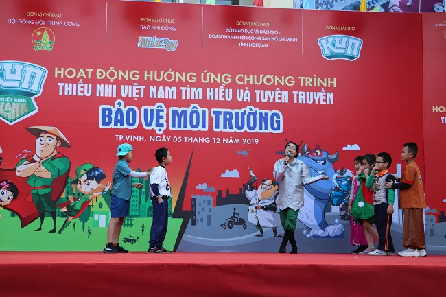 Một tiểu phẩm với chủ đề bảo vệ môi trường được các em học sinh thể hiện tại chương trình. Ảnh: Chu Quang Thái 