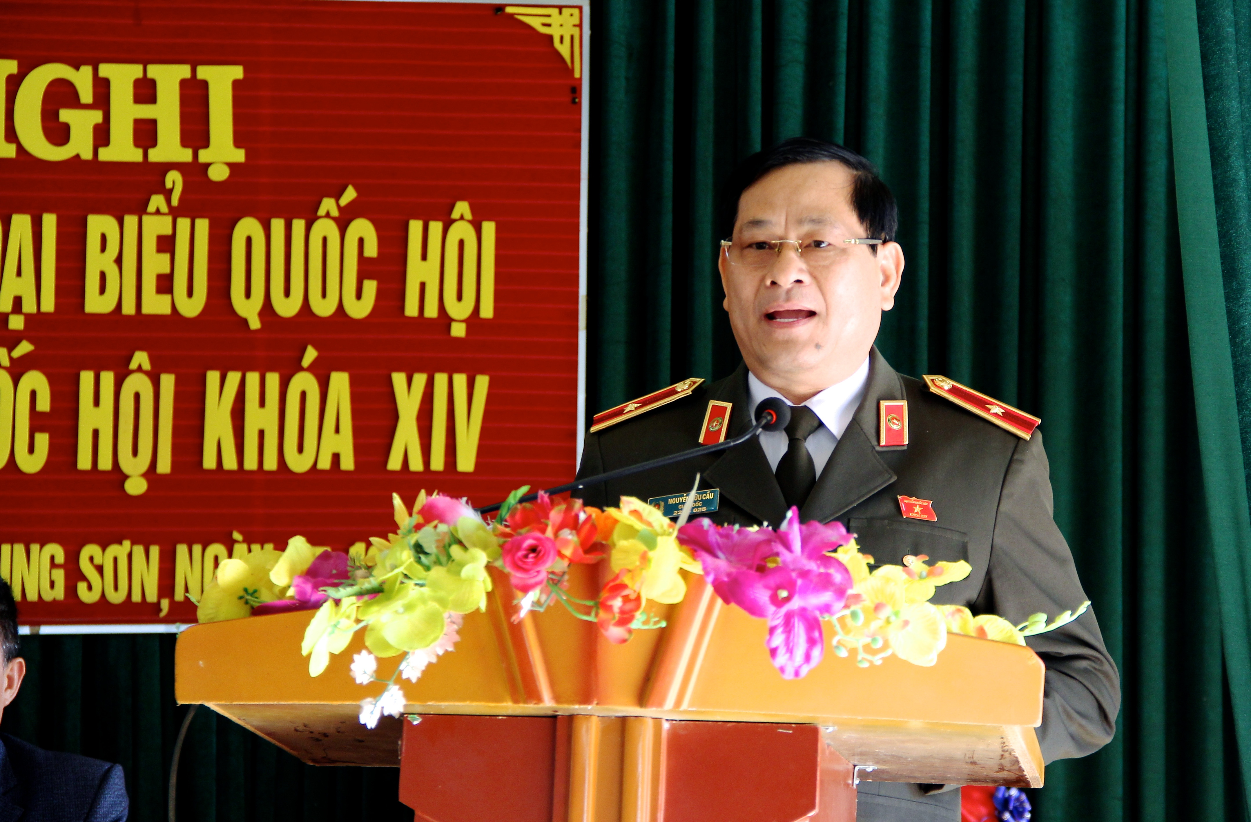 Thiếu tướng Nguyễn Hữu Cầu - Giám đốc Công an tỉnh Nghệ An trực tiếp trả lời các kiến nghị của cử tri. Ảnh: Mỹ Nga 