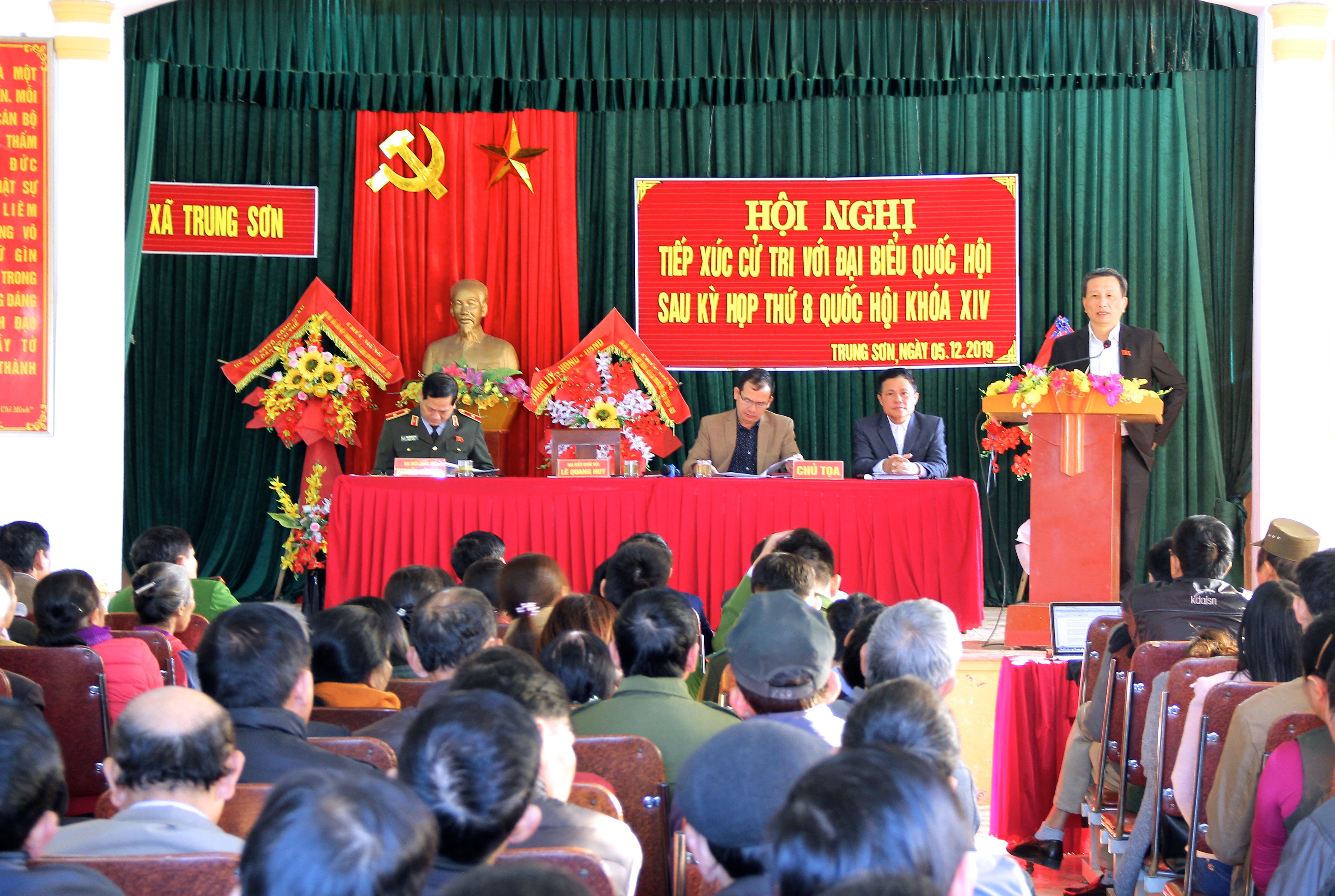 Đại biểu Lê Quang Huy thông tin đến cử tri nội dung của kỳ họp thứ 8, Quốc hội khóa XIV, cũng như hoạt động của đoàn ĐBQH Nghệ An tại kỳ họp. Ảnh: Mỹ Nga