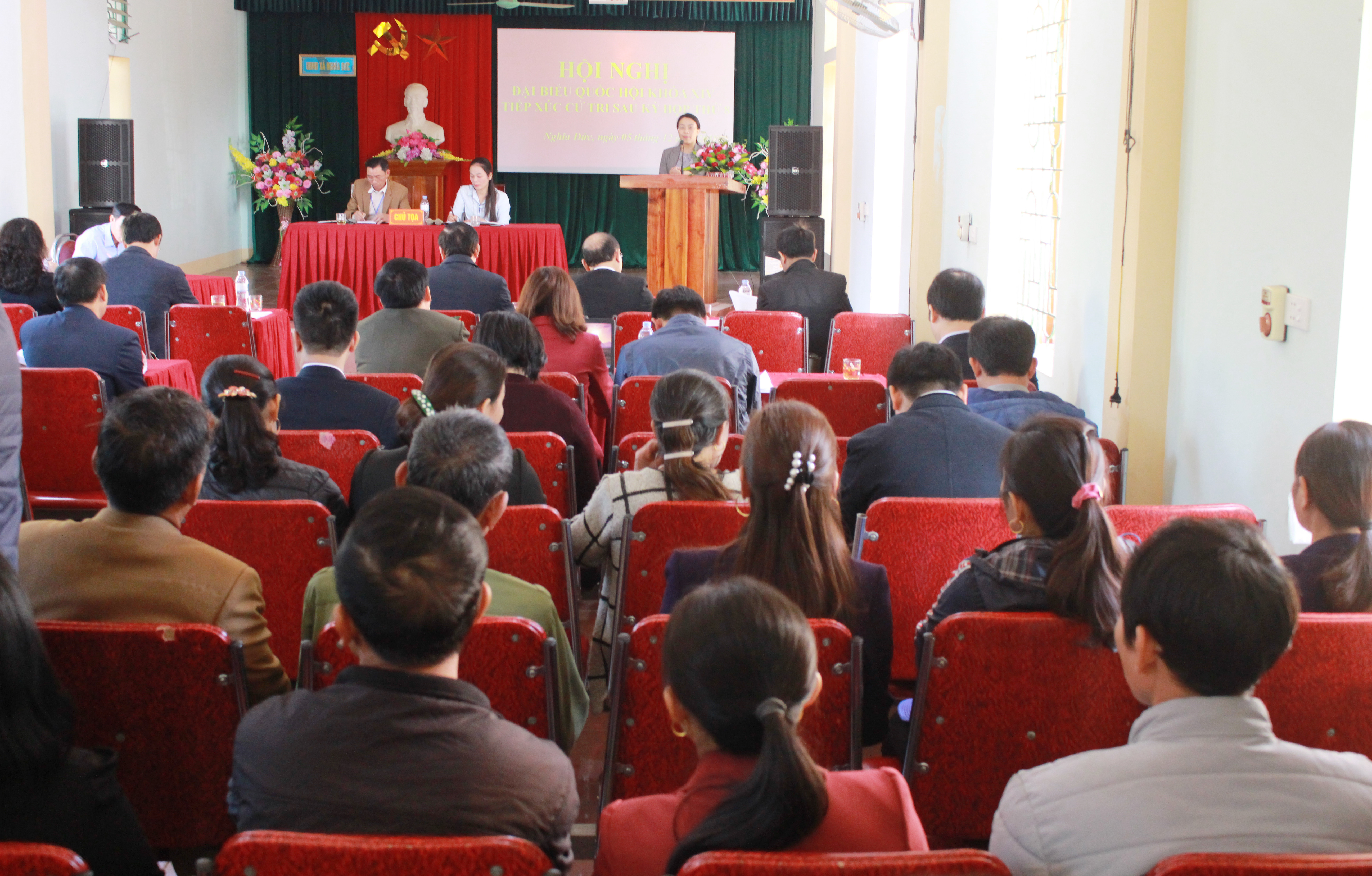 Tại cuộc tiếp xúc, đại biểu Hoàng Thị Thu Trang tóm tắt nhanh kết quả kỳ họp thứ 8, Quốc hội khóa XIV tại huyện Nghĩa Đàn. Ảnh: Phương Thúy