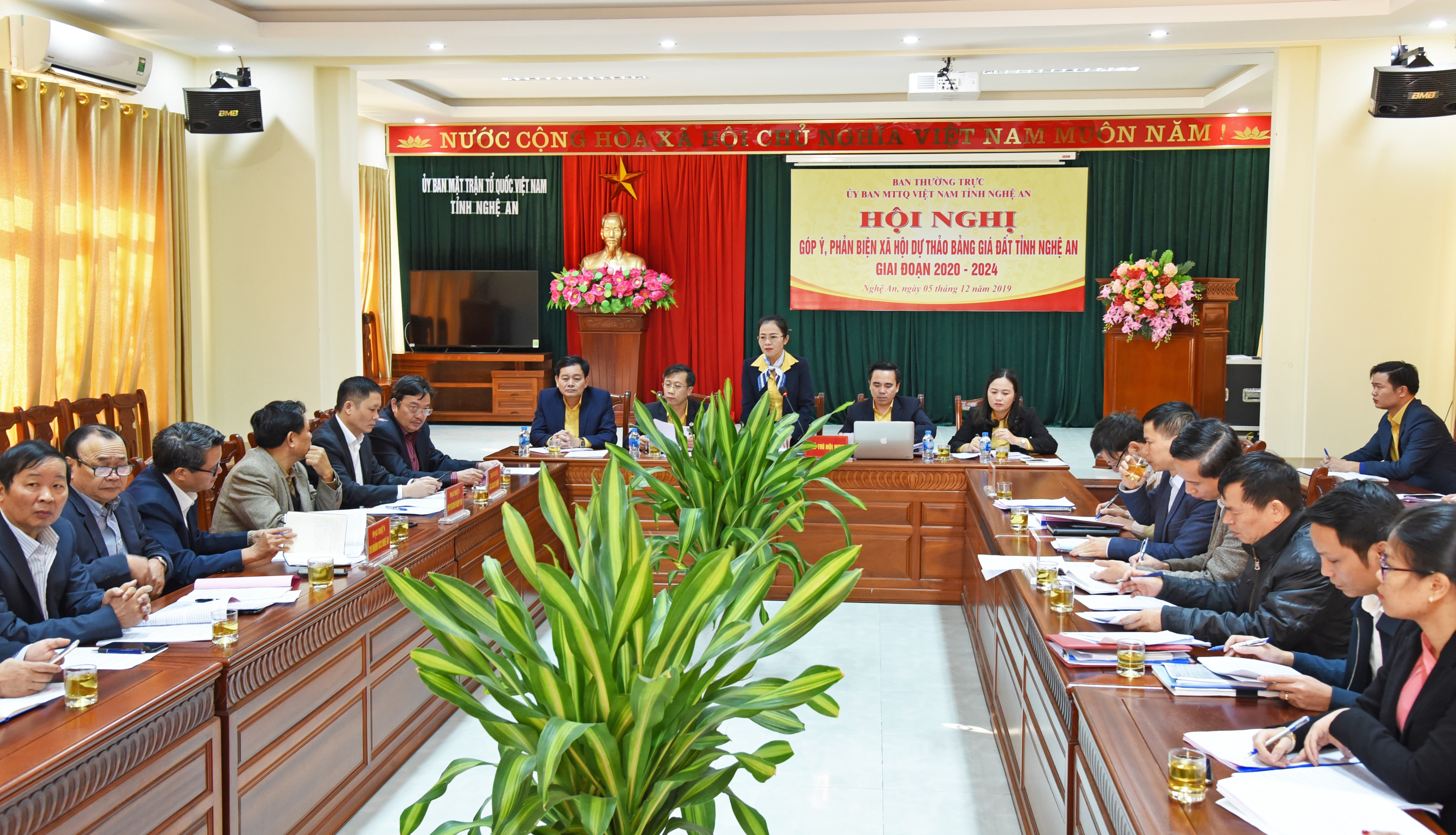 Sáng 5/12, dưới sự chủ trì của đồng chí Võ Thị Minh Sinh - Ủy viên Ban Thường vụ Tỉnh ủy, Chủ tịch Ủy ban MTTQ Việt Nam tỉnh Nghệ An, diễn ra hội nghị góp ý, phản biện xã hội dự thảo Bảng giá đất tỉnh Nghệ An giai đoạn 2020-2024. Tham dự có các Phó Chủ tịch Ủy ban MTTQ tỉnh, đại diện lãnh đạo các sở, ban, ngành cấp tỉnh có liên quan, đại diện Hiệp hội doanh nghiệp tỉnh, các hội doanh nghiệp tỉnh, VCCI... Ảnh: Thu Giang