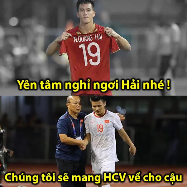 Sau trận đấu, Tiến Linh cầm áo của Quang Hải - người đội trưởng vắng mặt trong trận đấu do chấn thương - khiến nhiều người cảm động. 